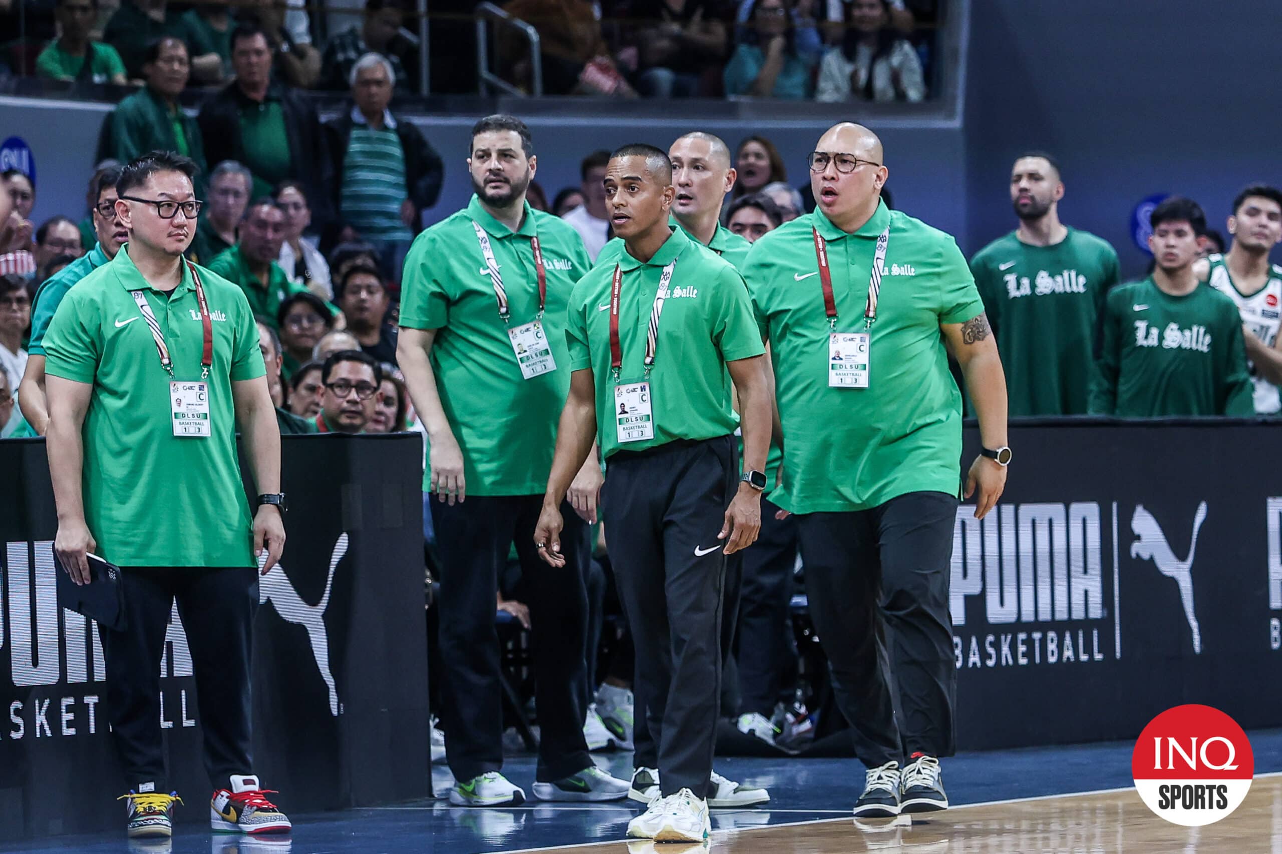 La Salle Topex Treinador Robinson e sua equipe técnica durante uma partida contra o UP Fighting Maroons no Torneio de Basquete Masculino da Temporada 87 da UAAP.