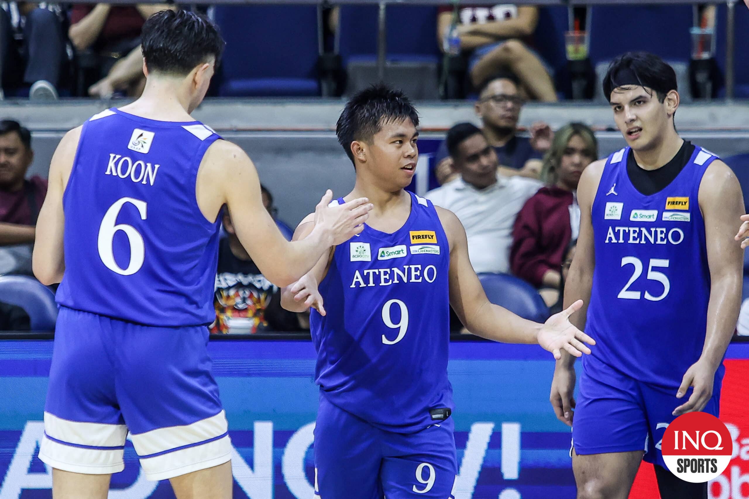 Jared Bahay e Kristian Porter do Ateneo Blue Eagles durante um jogo de basquete masculino da 87ª temporada da UAAP.