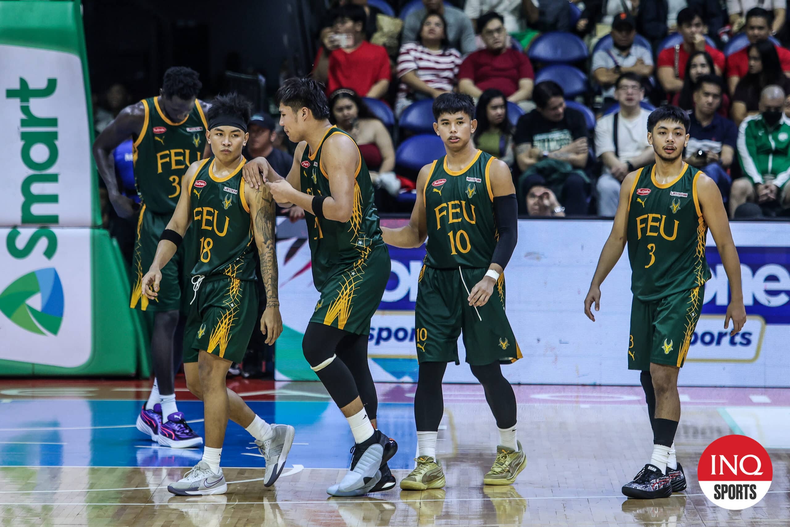 FEU Tamaraws durante o jogo de basquete masculino da temporada 87 da UAAP contra o Adamson Falcons