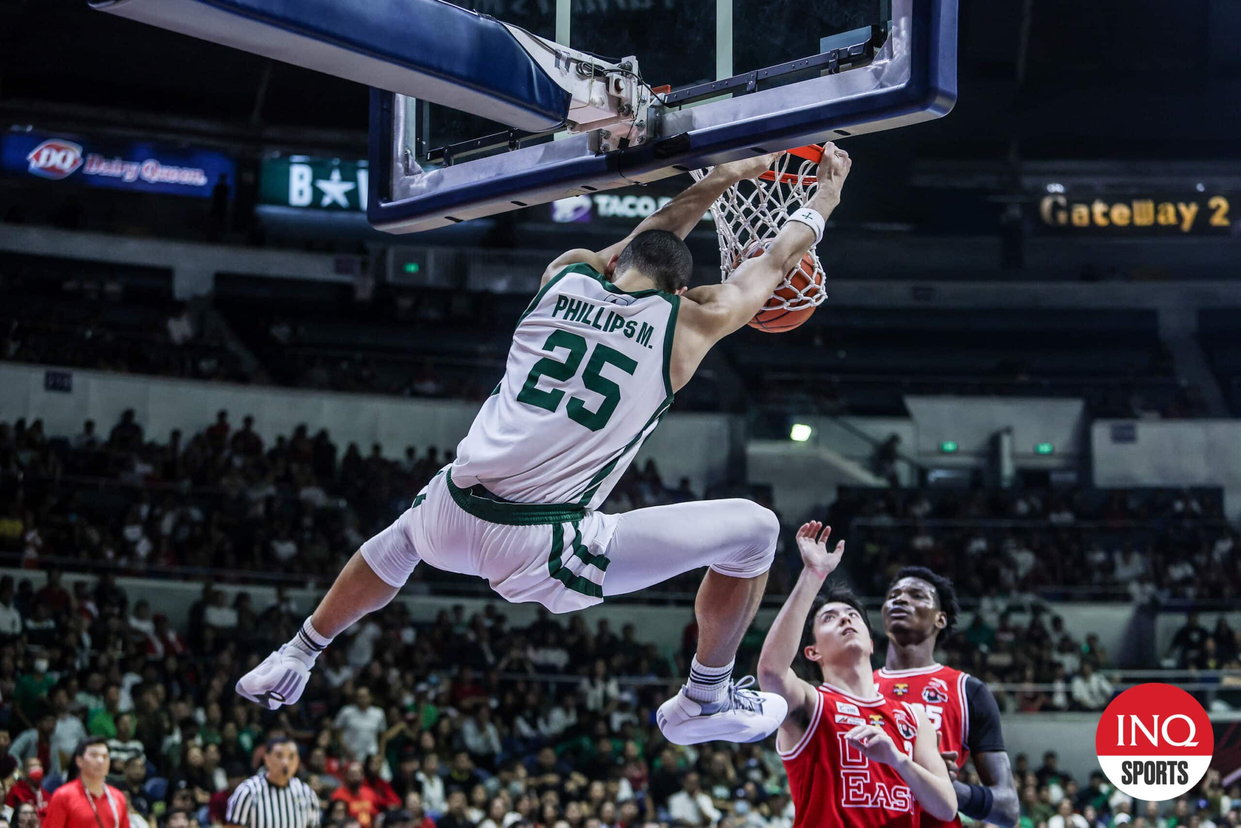 Mike Philips de La Salle Green Archers durante un partido contra los UE Red Warriors en el torneo de baloncesto masculino de la temporada 87 de la UAAP.