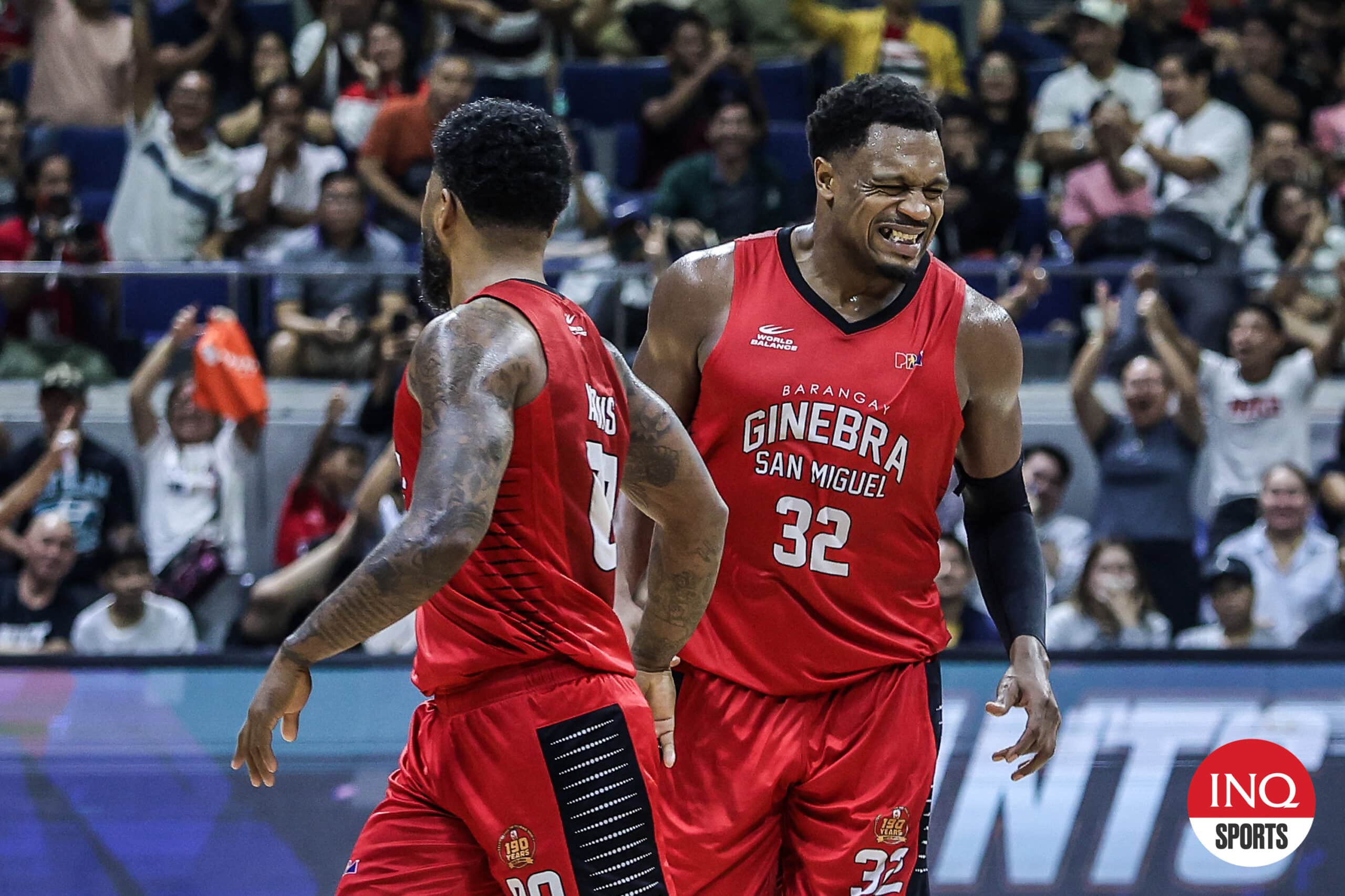 صورة جاستن براونلي اللاعب المستورد لفريق Barangay Ginebra Gin Kings خلال المباراة الثانية من الدور نصف النهائي لبطولة PBA Governors' Cup أمام San Miguel Beermen.