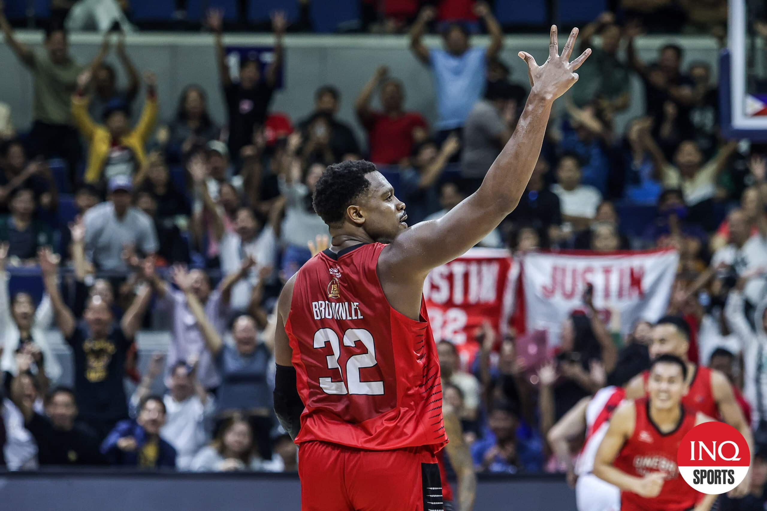 Los Barangay Ginebra Gin Kings importan a Justin Brownlee durante el segundo juego de las semifinales de la PBA Governors Cup contra los San Miguel Beermen.