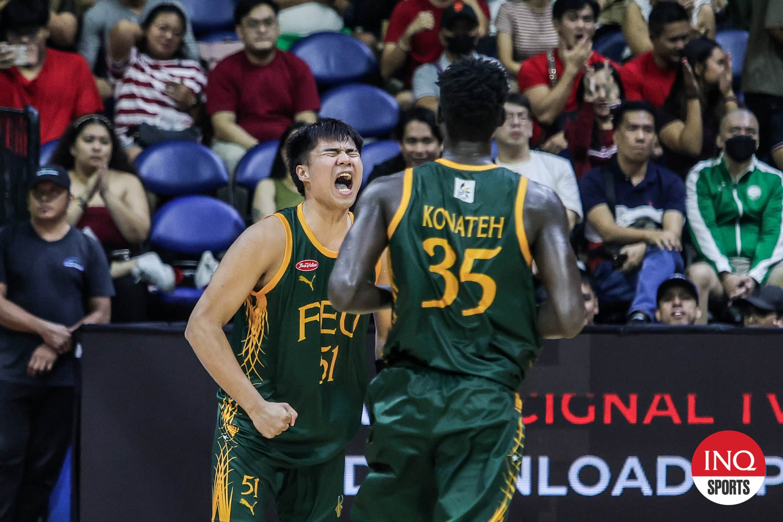 Veejay Pre dan Mo Konateh dari FEU Tamaraws saat pertandingan melawan Adamson Falcons di turnamen bola basket putra UAAP Musim 87.