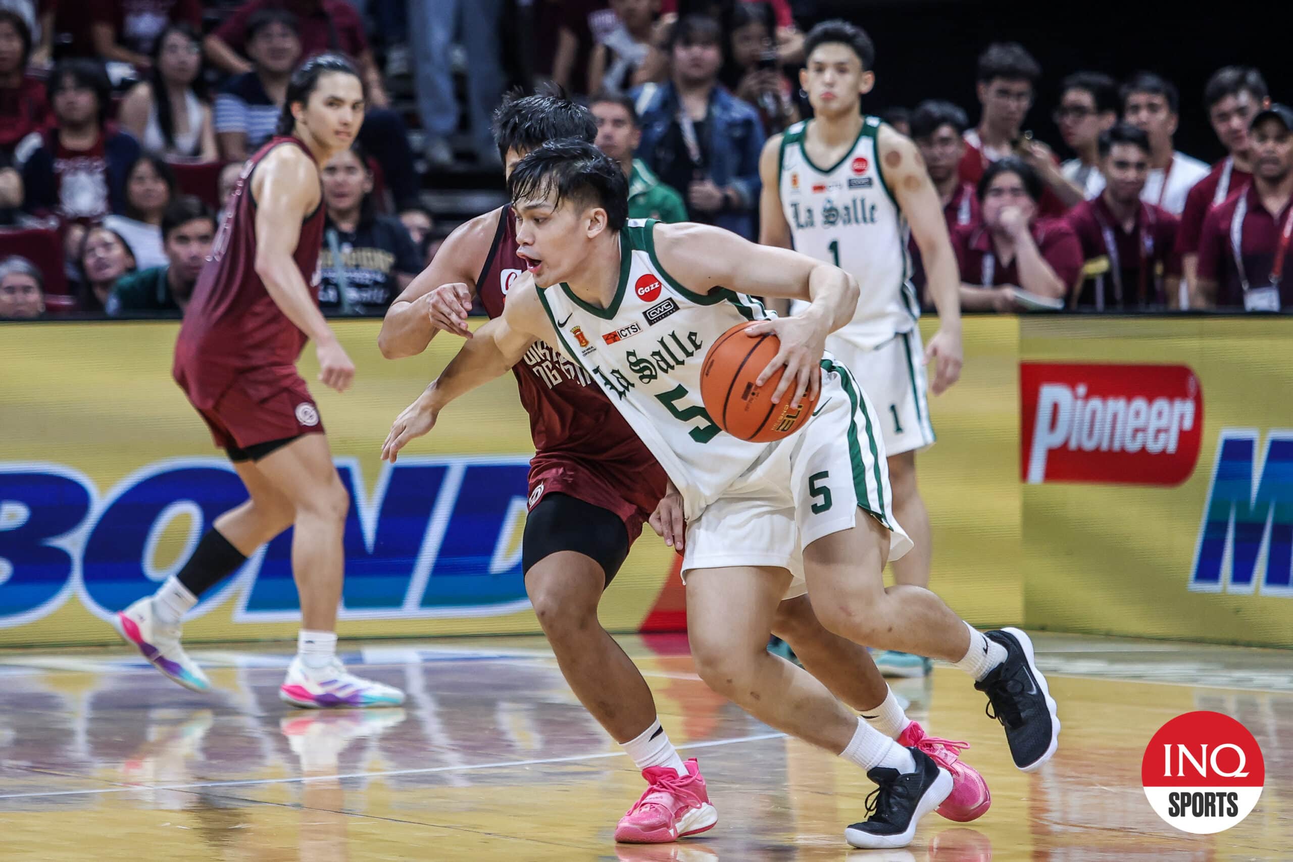 Joshua David do La Salle Green Archers durante o jogo de basquete masculino da temporada 87 da UAAP contra o UP Fighting Maroons. –MARLO