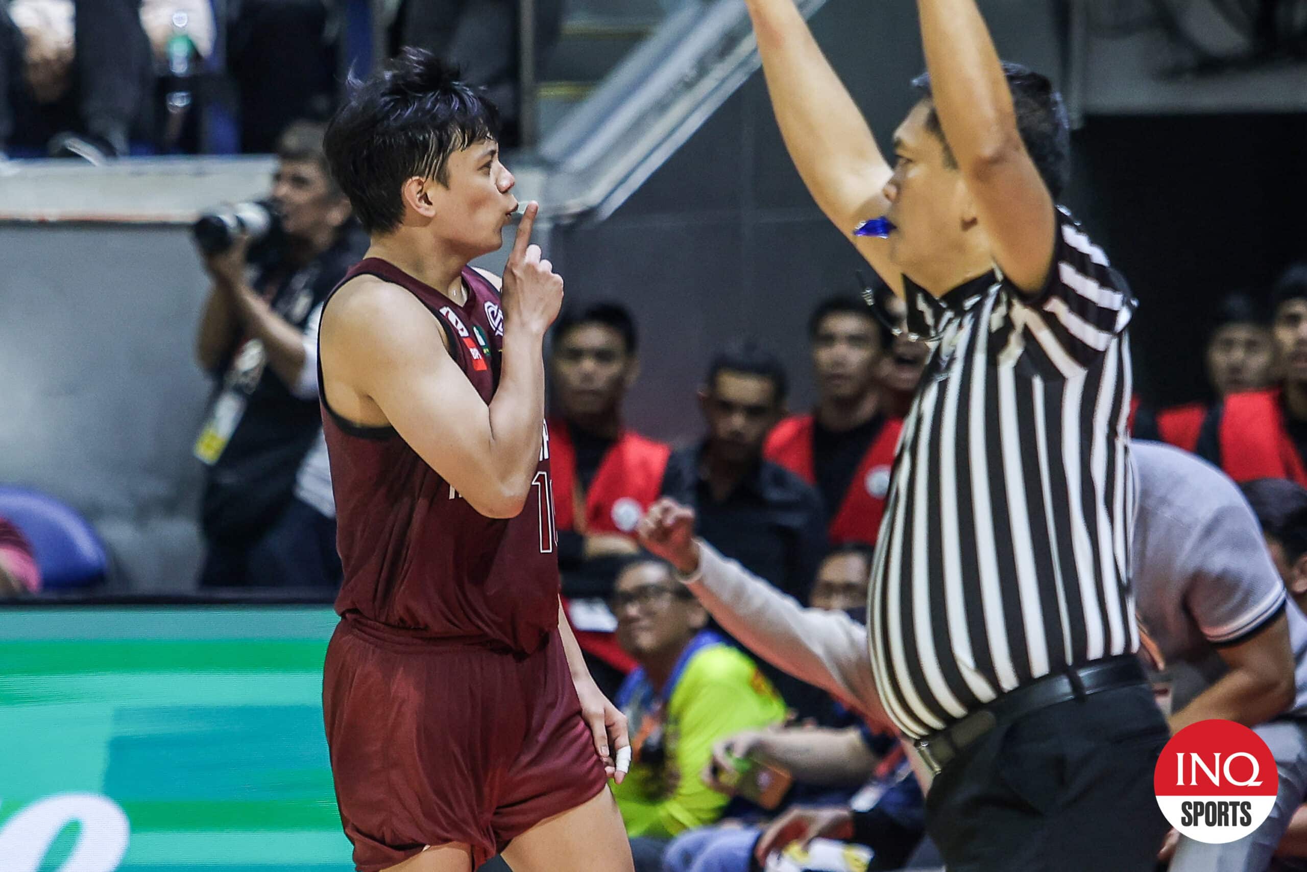 Terrence Fortea de UP Fighting Maroons durante un juego contra UST Growling Tigers en el torneo de baloncesto masculino de la temporada 87 de la UAAP.