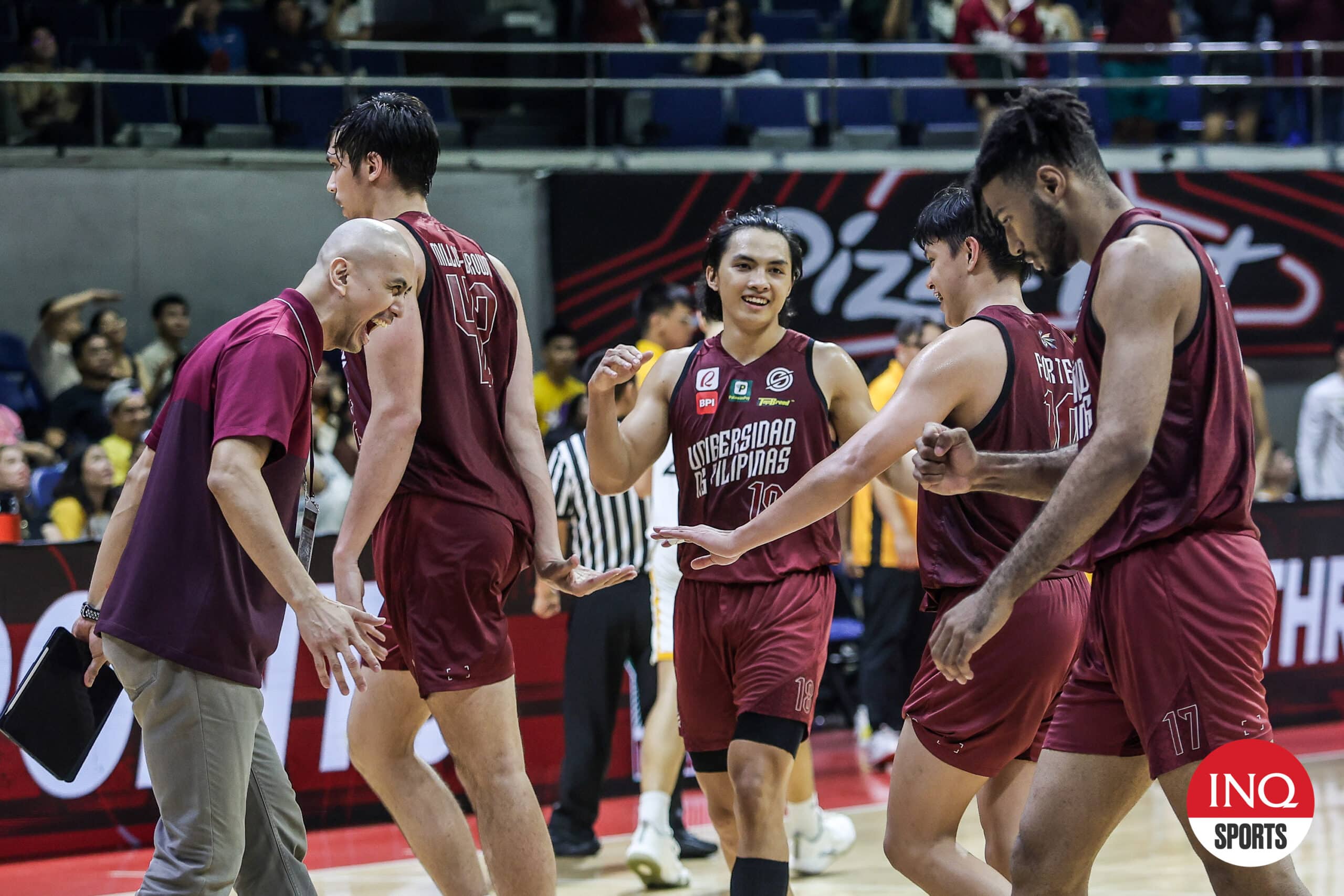 UP Fighting Maroons durante sua partida contra o UST Growling Tigers no Torneio de Basquete Masculino da Temporada 87 da UAAP.