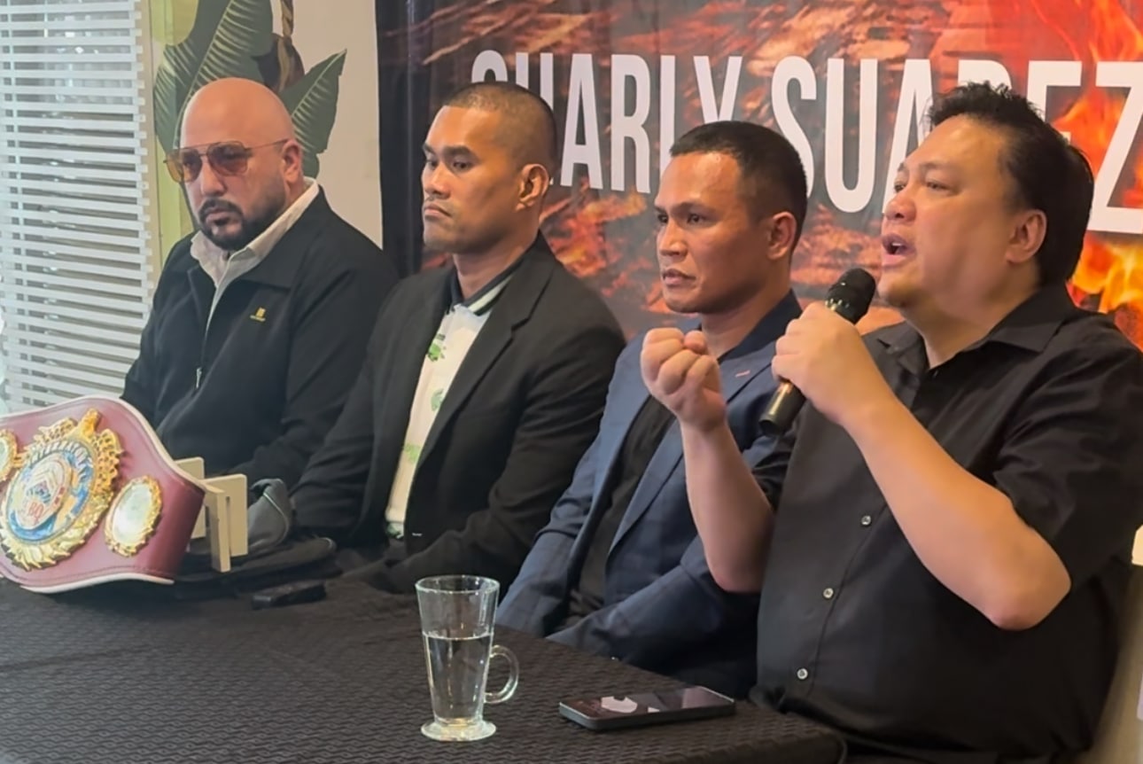 CAPTION: Arnold Vegafria, one of the managers of world boxing championship (right) hopeful Charly Suarez, discusses his team’s plan on the undefeated fighter (second from right). Also in photo is coach Delfin Boholst (second from left) and Ricky Navalta (left), who represents Governor Chavit Singson.