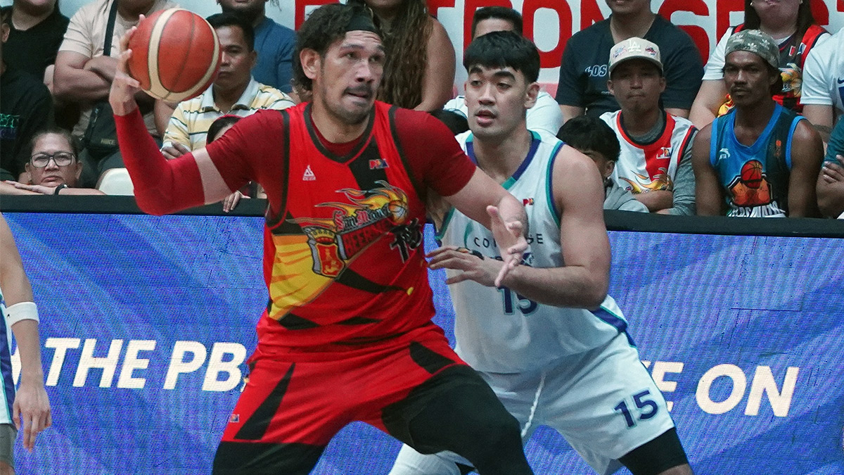 It took all of Beerman June Mar Fajardo’s (left) 40 points and 24 rebounds to deflate Justin Arana and the FiberXers. —AUGUST DELA CRUZ