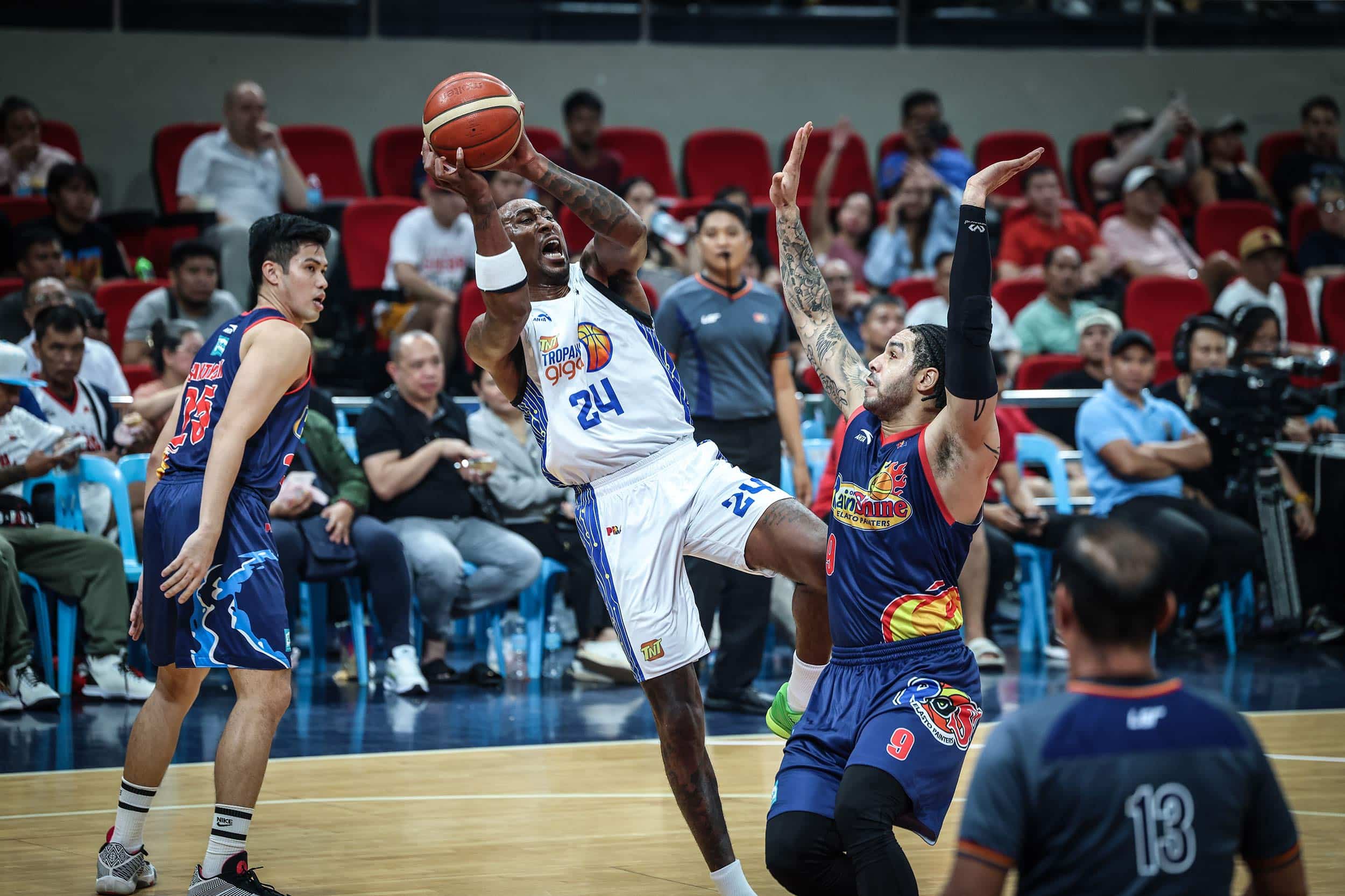 Impor TNT Rondae Hollis-Jefferson melakukan pukulan melawan Aaron Fuller dari Rain or Shine selama semifinal Piala Gubernur PBA, Game 1 RHJ