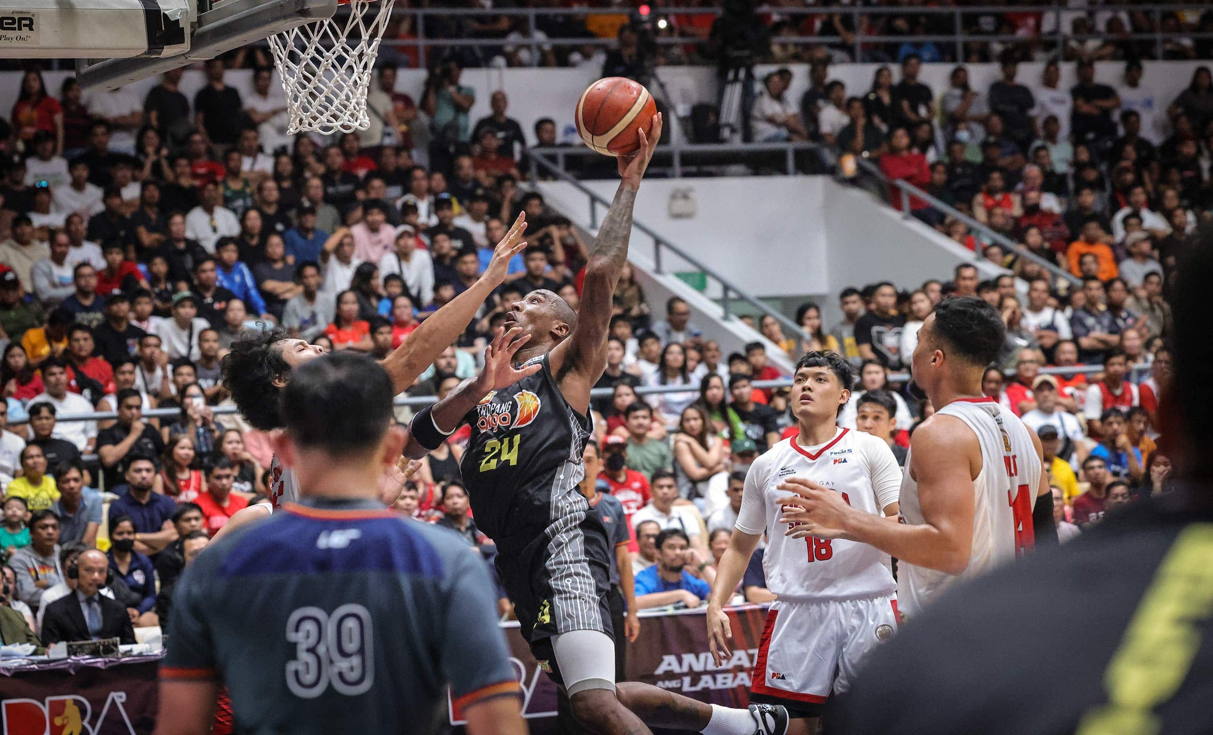 Final PBA: Hollis Jefferson yang tak kenal lelah tidak terpengaruh oleh menit-menit berat di Game 1