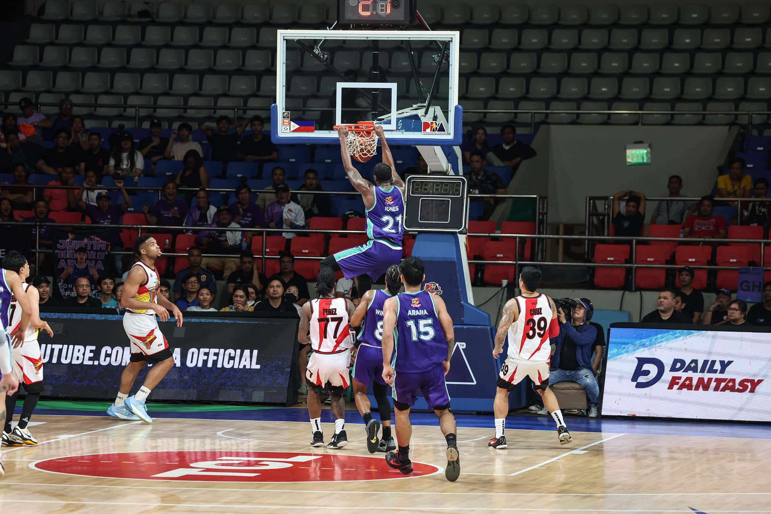 Converge importa Jalen Jones durante o jogo das quartas de final da PBA Governors' Cup contra San Migue