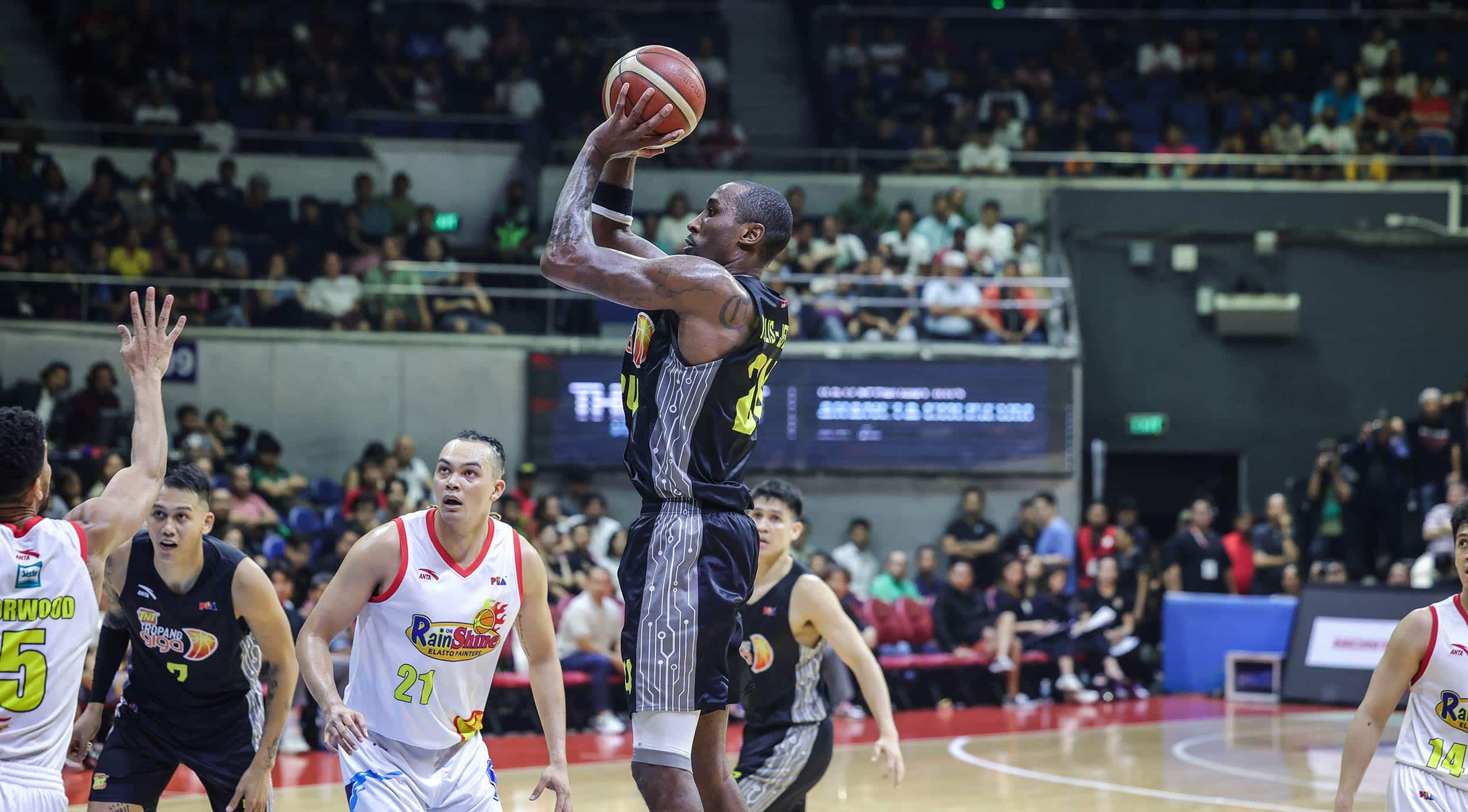 TNT Tropang Giga importa Rondae Hollis-Jefferson durante su partido semifinal de la Copa del Gobernador de la PBA contra los Elastopainters Rain o Shine.