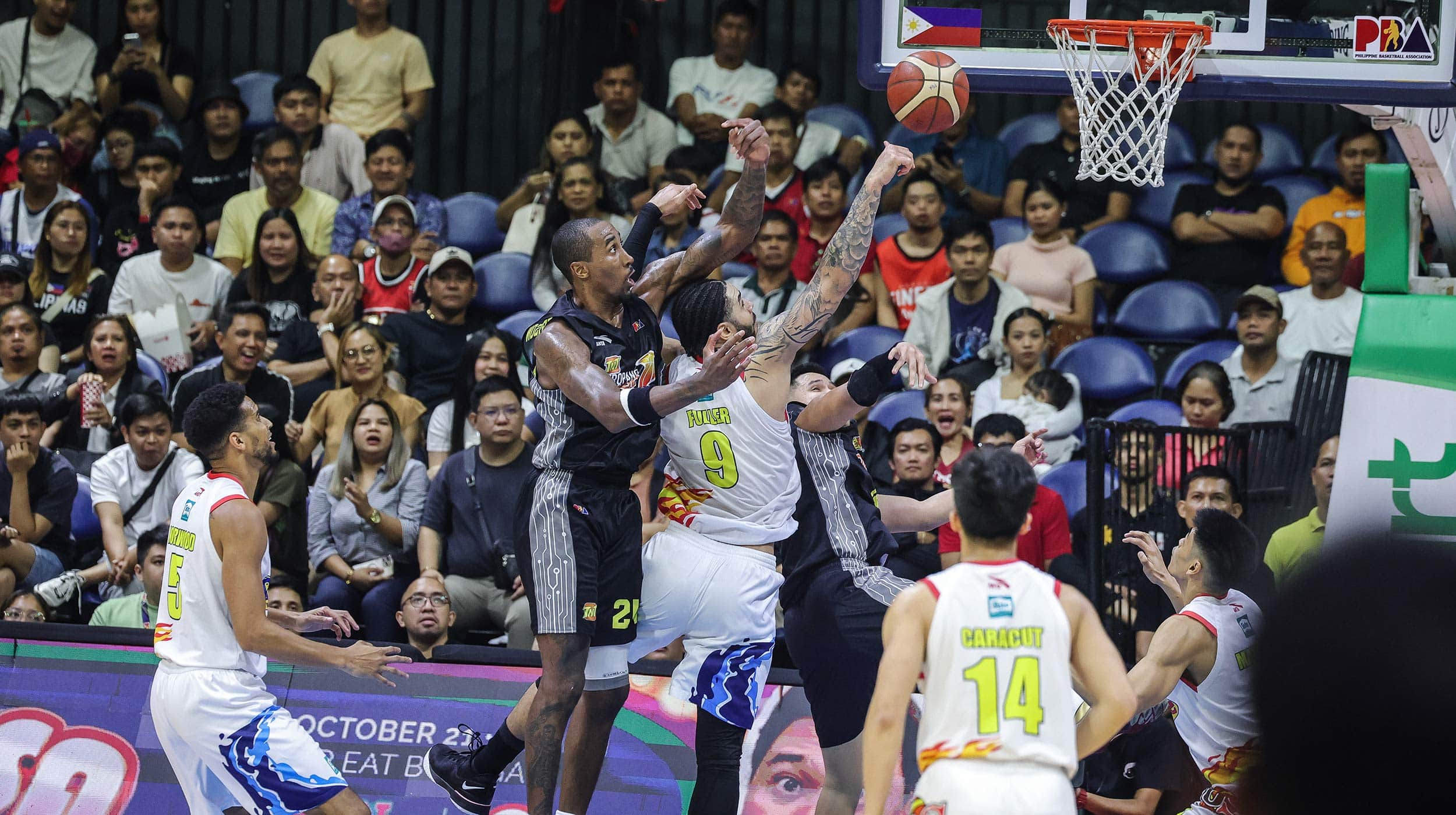 TNT Tropang Giga importou Rondae Hollis-Jefferson durante um jogo das semifinais da PBA Governors' Cup contra Rain or Shine Elastopainters RHJ