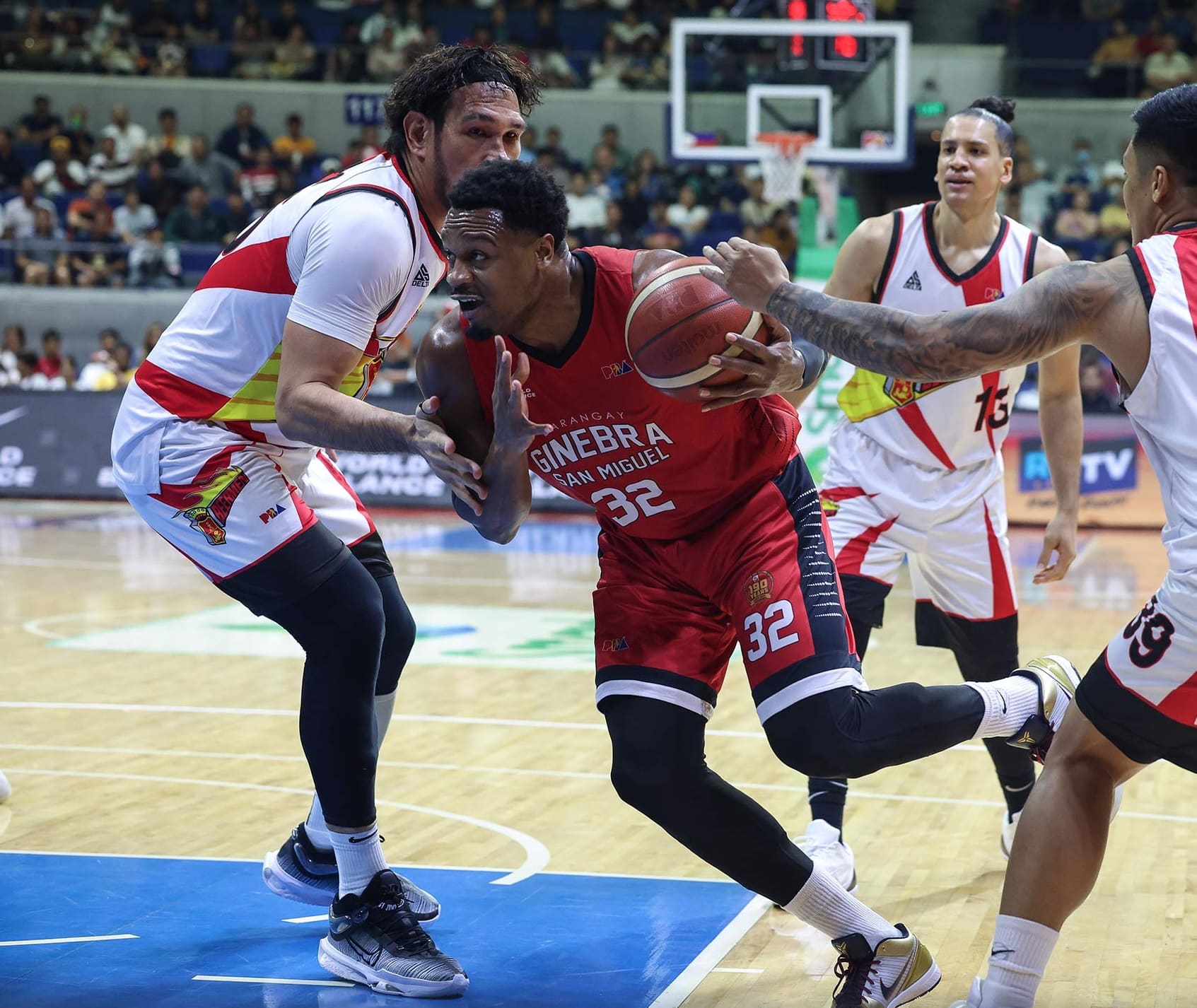 Ginebra mengimpor June Mar Fajardo vs. bintang San Miguel June Mar Fajardo selama semifinal Piala Gubernur PBA.