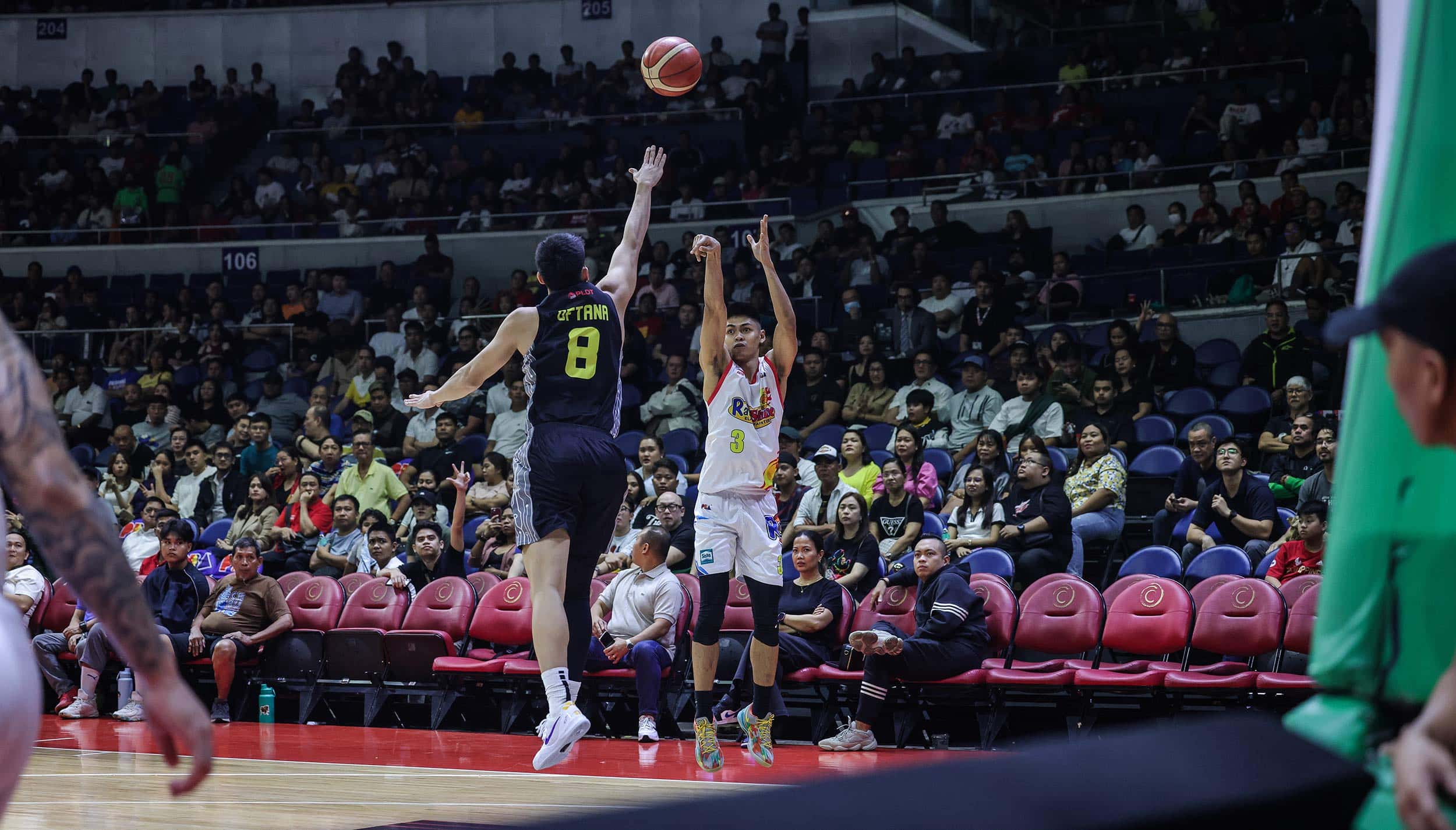 Gian Mamuyac dari Rain or Shine saat Game 4 semifinal Piala Gubernur PBA melawan TNT Tropang Giga.