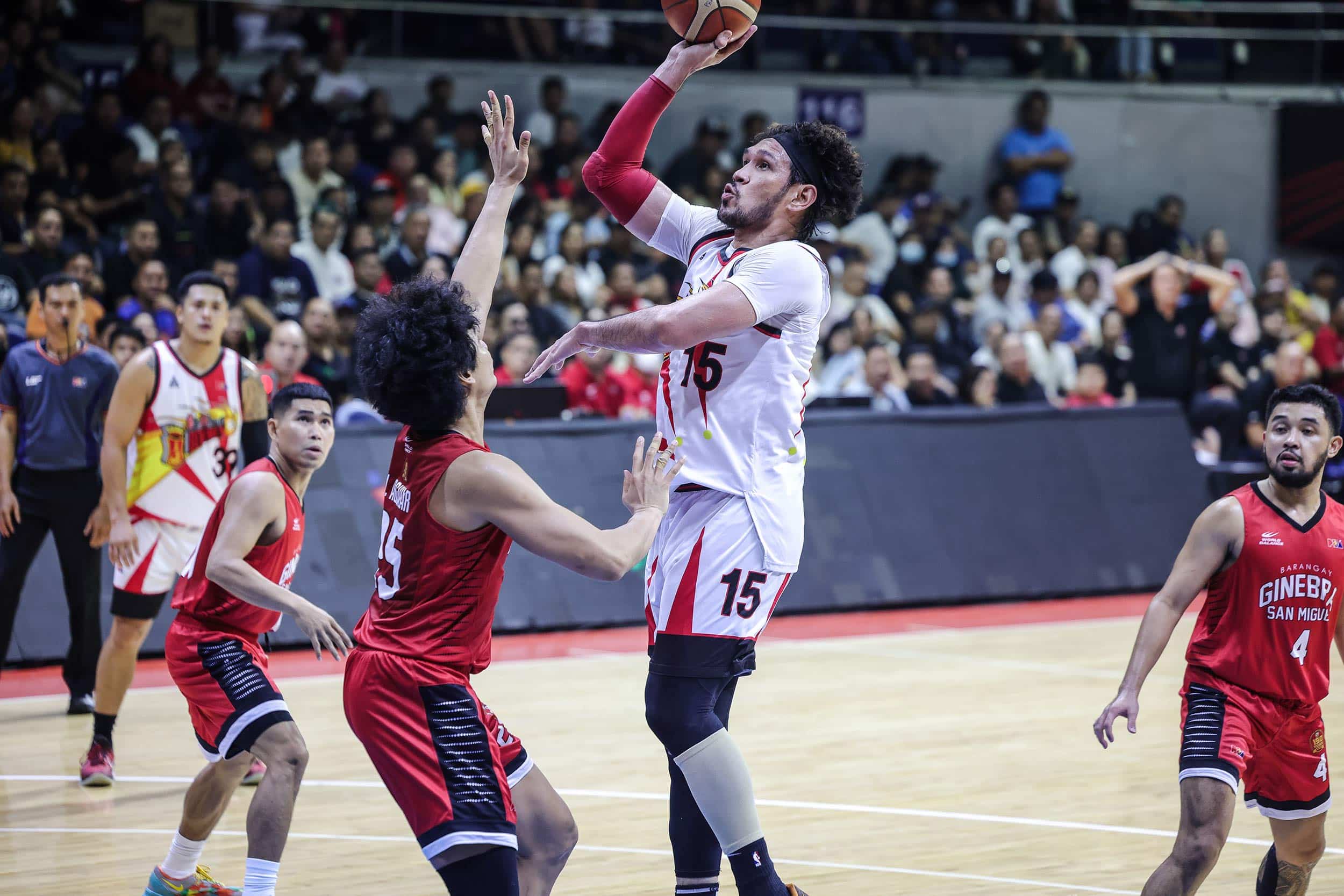 A estrela de San Miguel, June Mar Fajardo, durante as semifinais da PBA Governors' Cup contra o Barangay Ginebra Gin Kings.