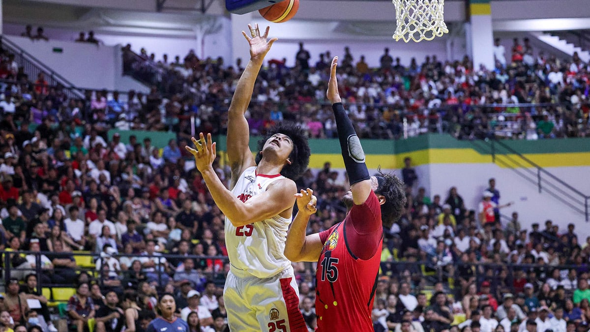 Japeth Aguilar (links) draagt ​​het grootste deel van Ginebra's inspanningen in de strijd tegen June Mar Fajardo van San Miguel Beer. —PBA-BEELDEN