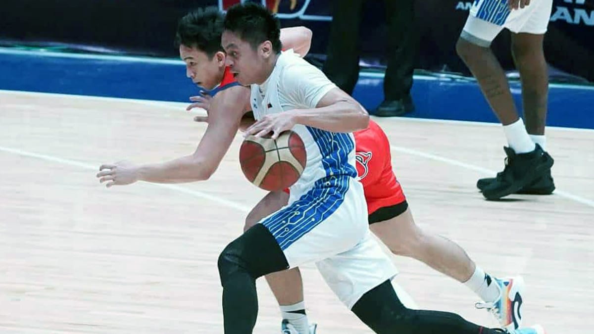 Rey Nambatac (with ball) drives past Anton Asistio. —AUGUST DELA CRUZ