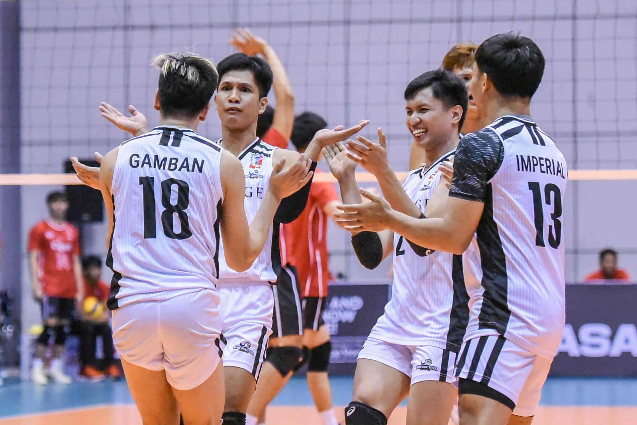 Savouge Spin Doctors selama pertandingan melawan Cignal HD Spikers di Spikers' Turf Invitational Conference