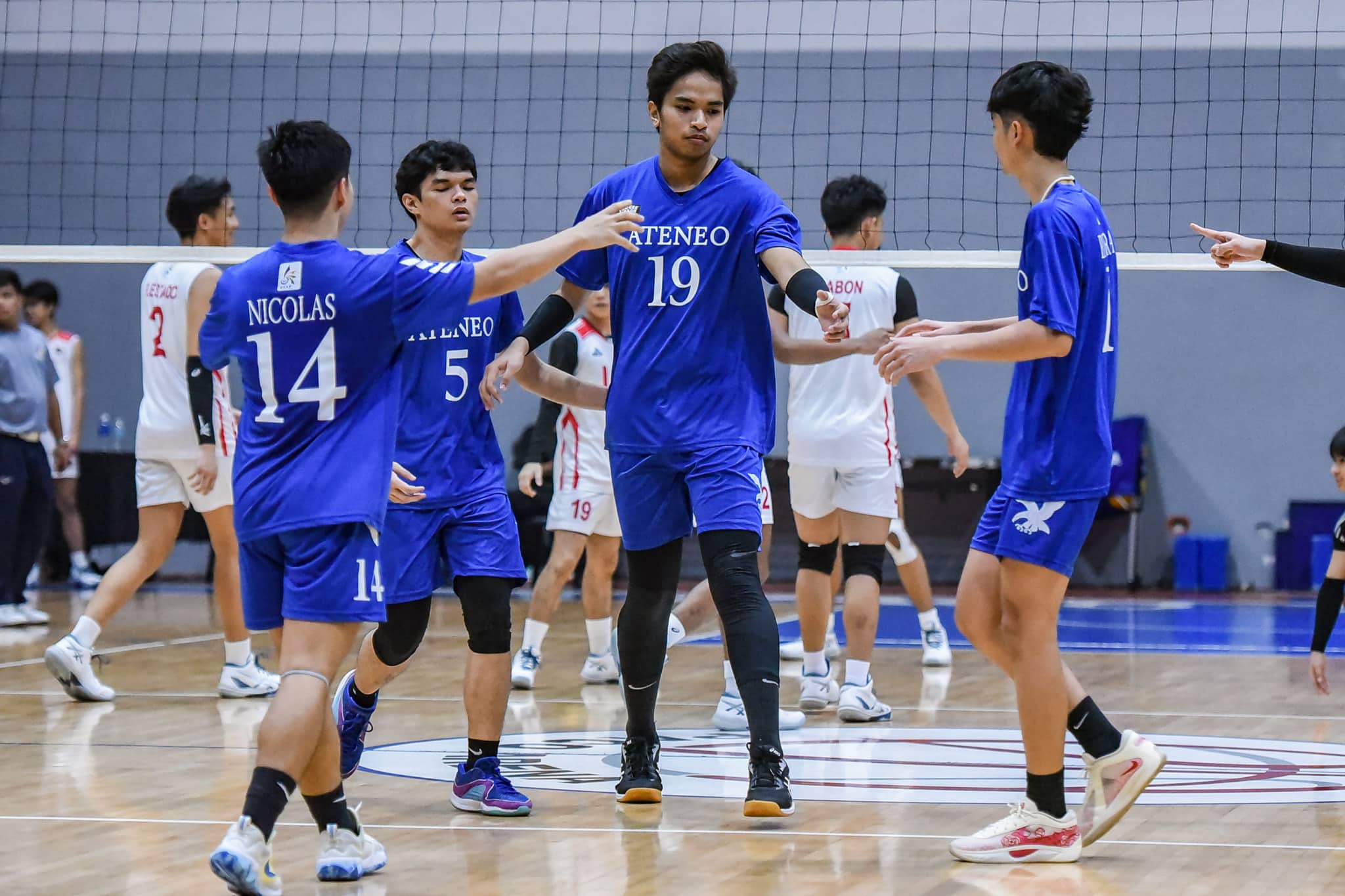 Ranidel De Ocampo Jr. jugando para el Ateneo Águilas Azules en el torneo de voleibol masculino Temporada 87 –FOTO UAAP.