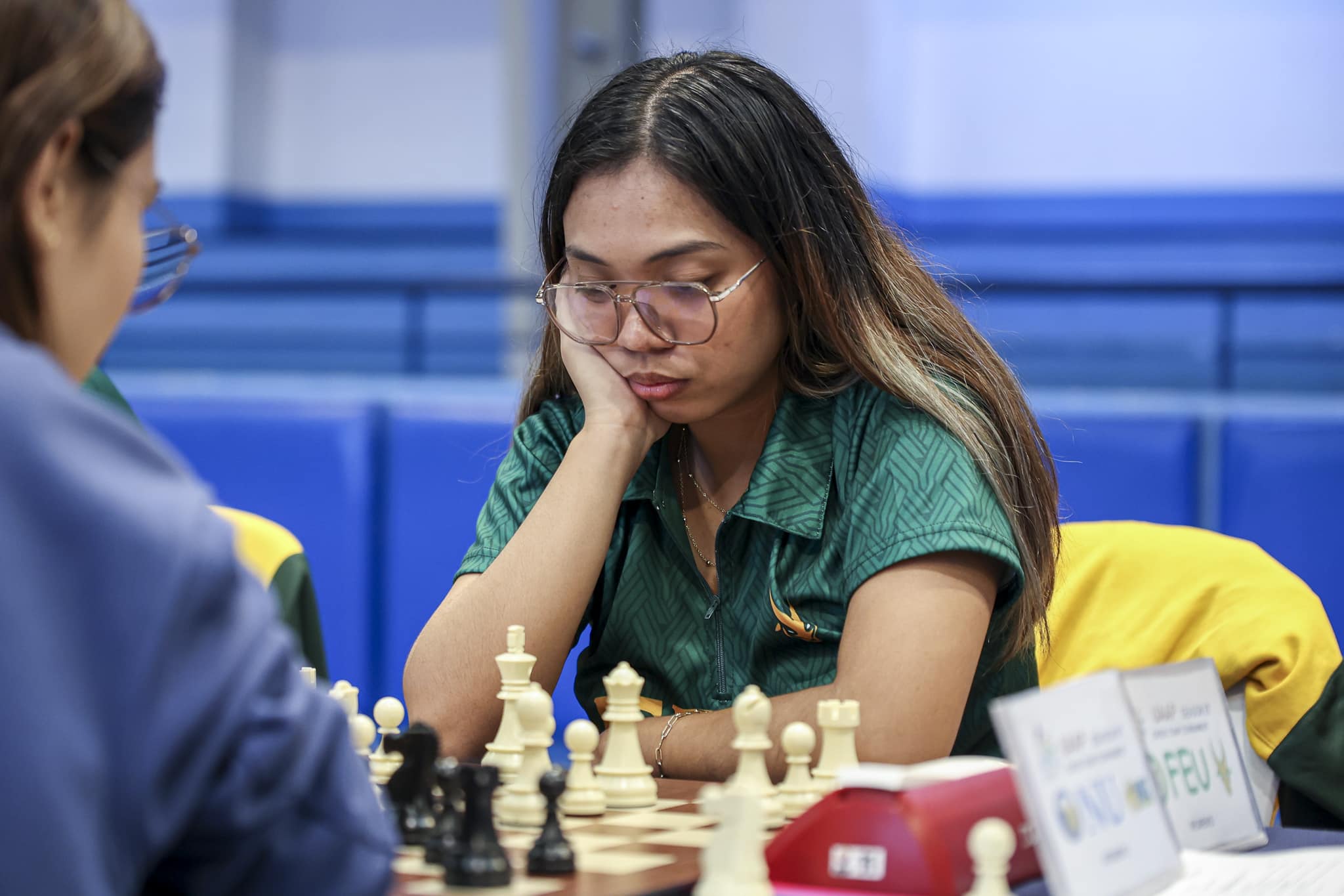 Mulher Mestre Nacional Mhage Sebastian da FEU Lady Tamaraws' durante a competição de xadrez da Temporada 87 da UAAP.