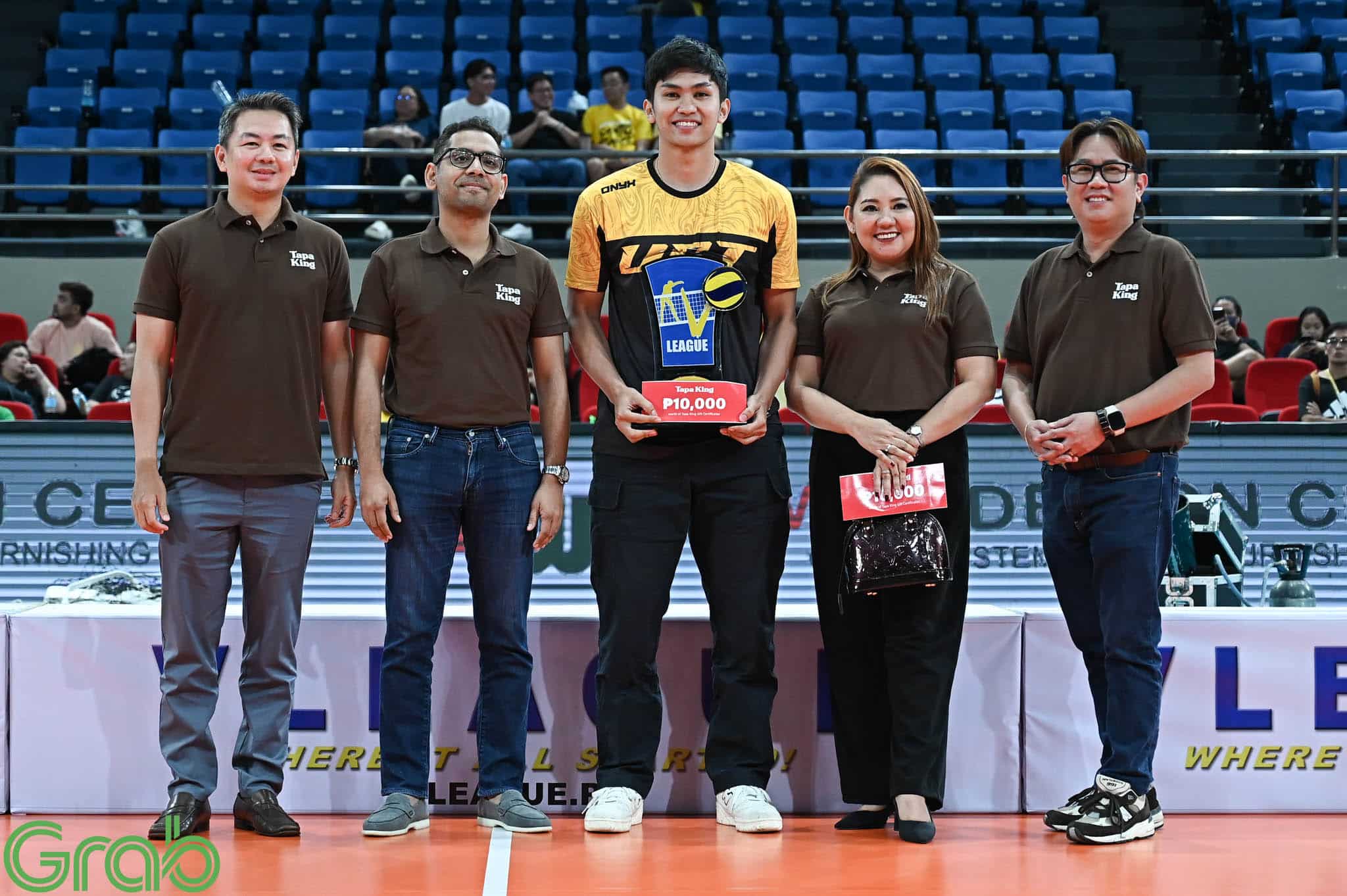 Gboy De Vega dari UST Golden Spikers dinobatkan sebagai MVP v-league