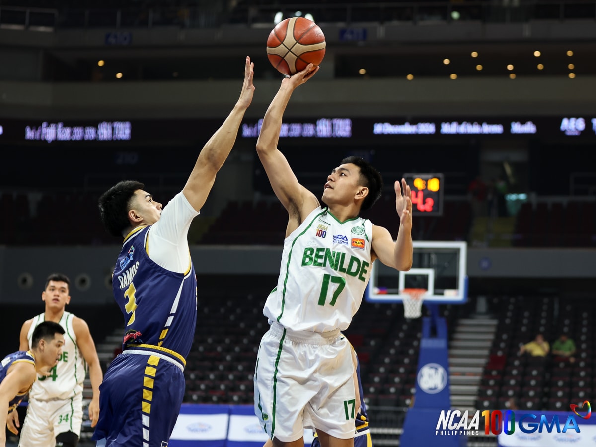 Jhomel Ancheta de St. Benilde Blazers durante o jogo de basquete masculino da temporada 100 da NCAA.