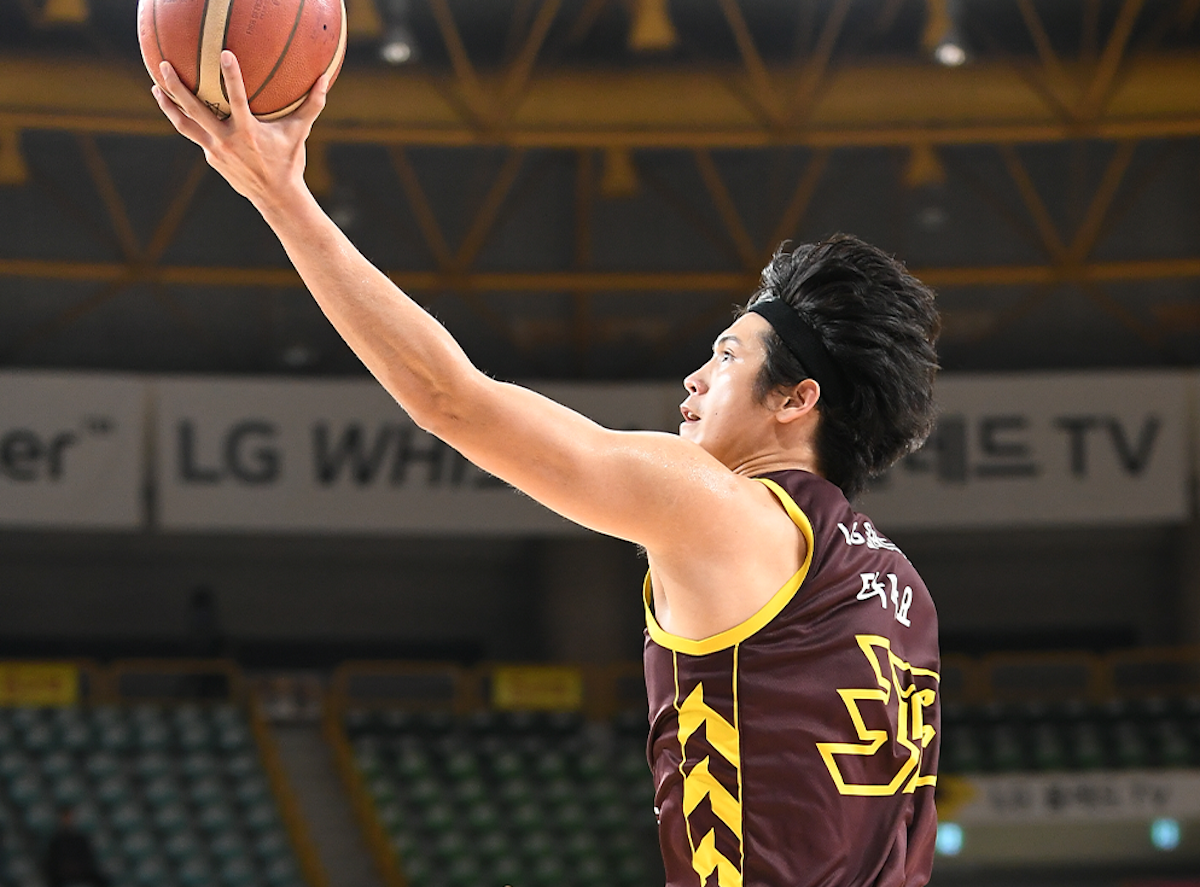 Carl Tamayo in action for Changwon LG in the Korean Basketball League (KBL)