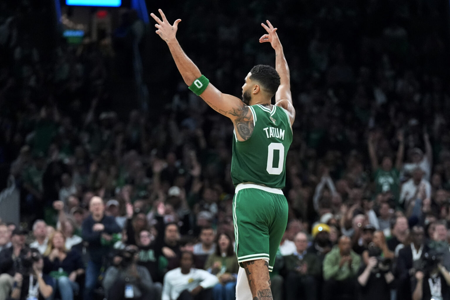 NBA Celtics celebrate Banner 18 by crushing Knicks in opener
