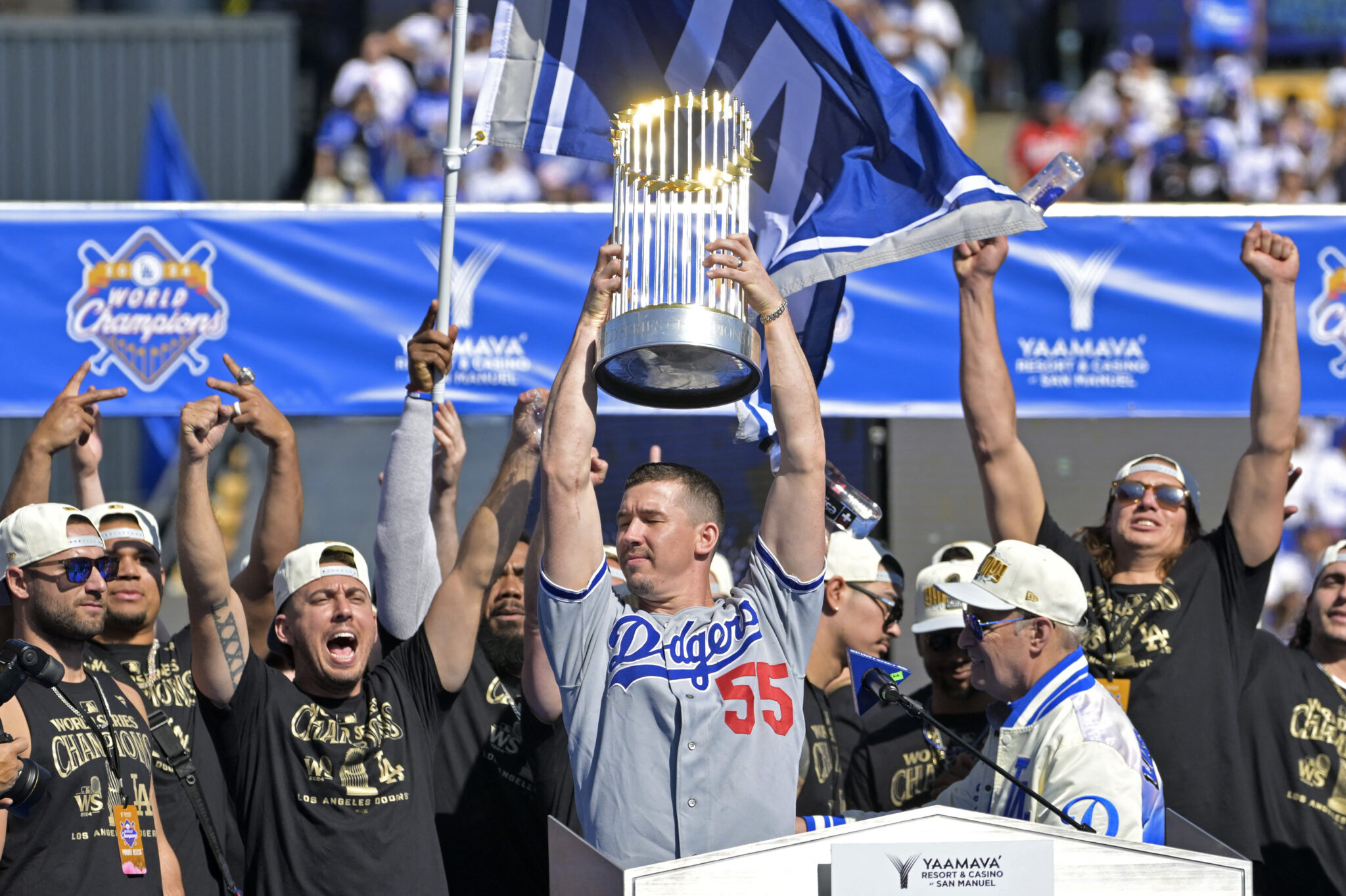 Dodgers y fanáticos disfrutan de un animado desfile de la Serie Mundial