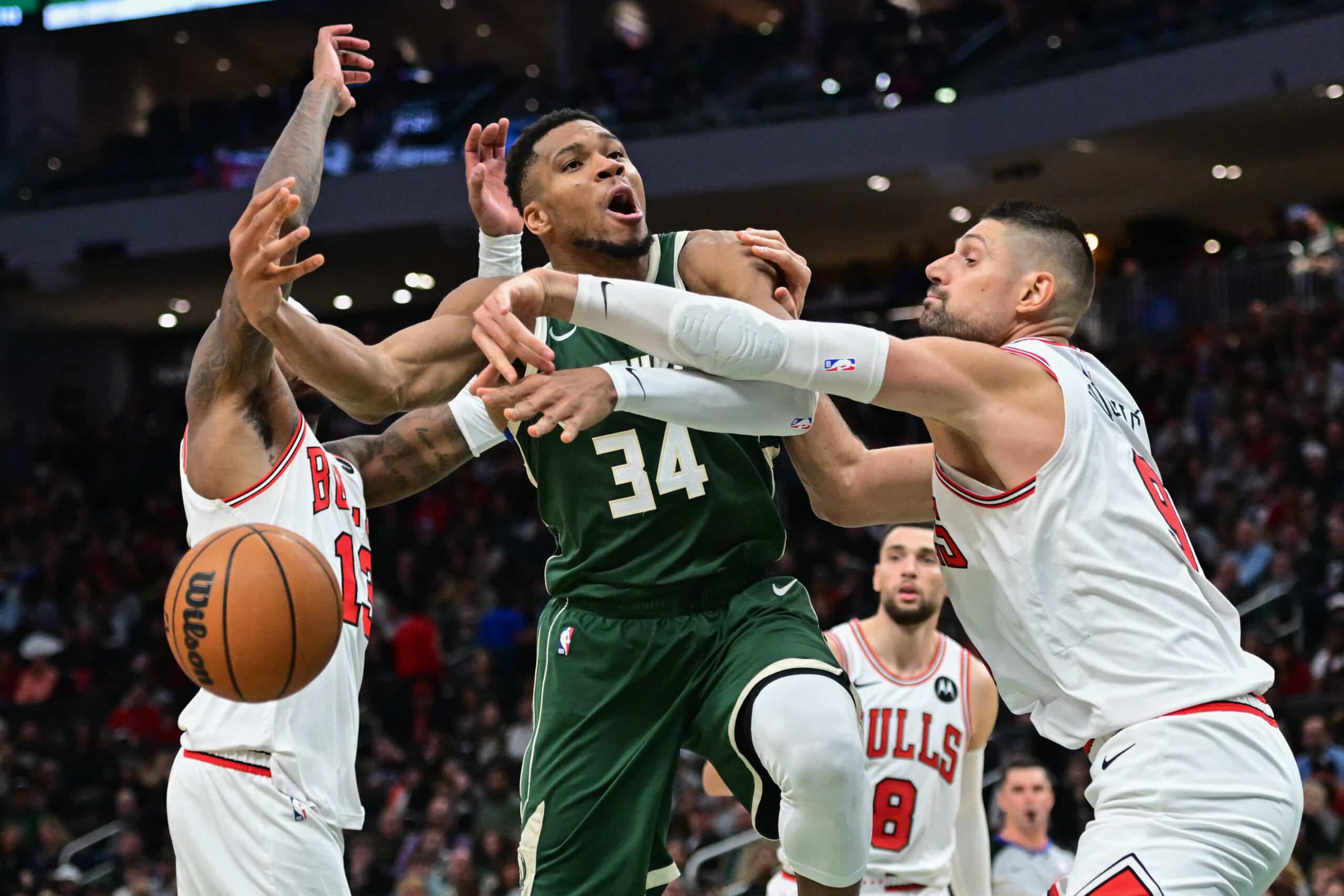 Giannis Antetokounmpo, Bucks take control late vs Bulls