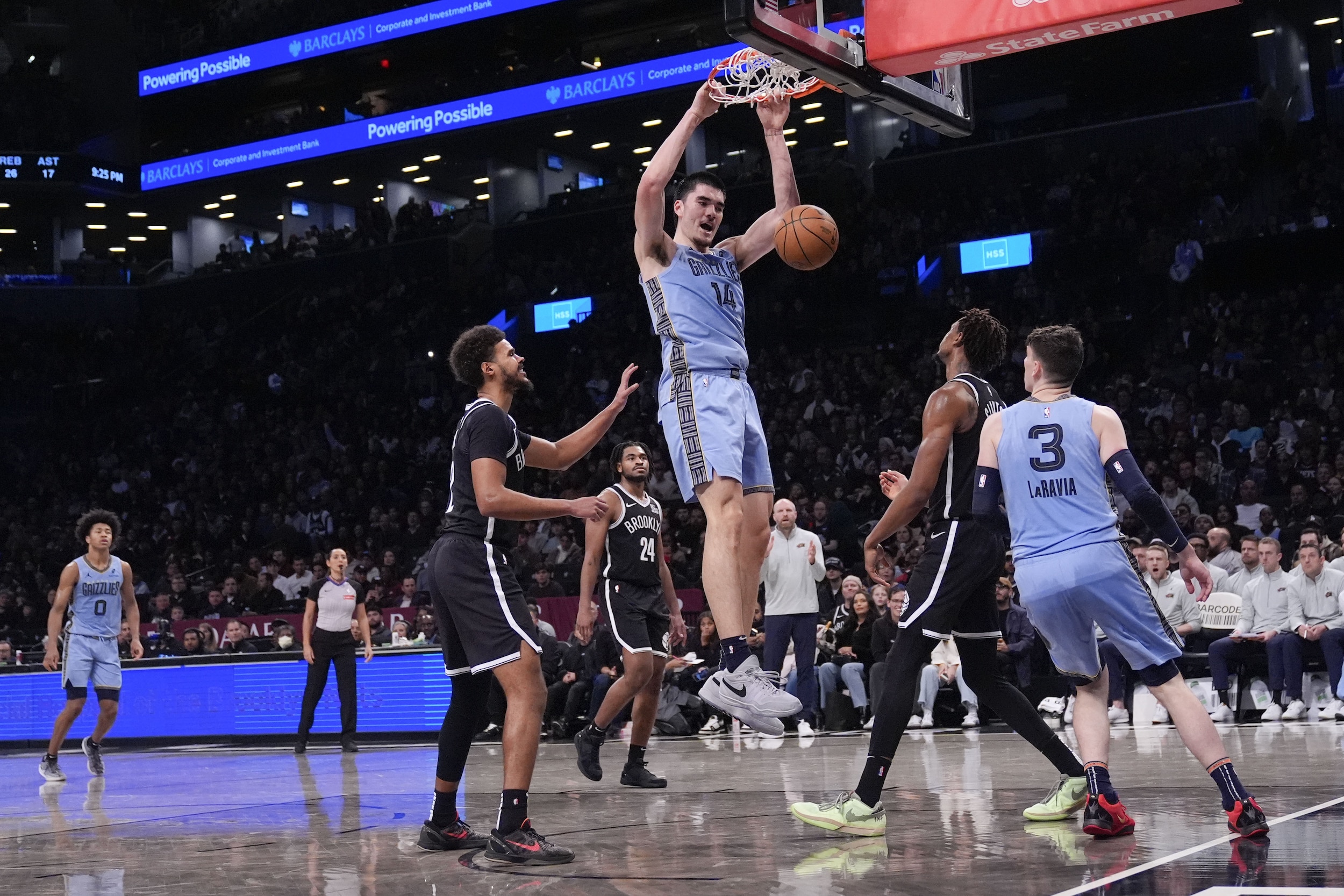 NBA: Rookie Grizzlies Zach Eddy menemukan jalannya saat berkunjung ke Lakers