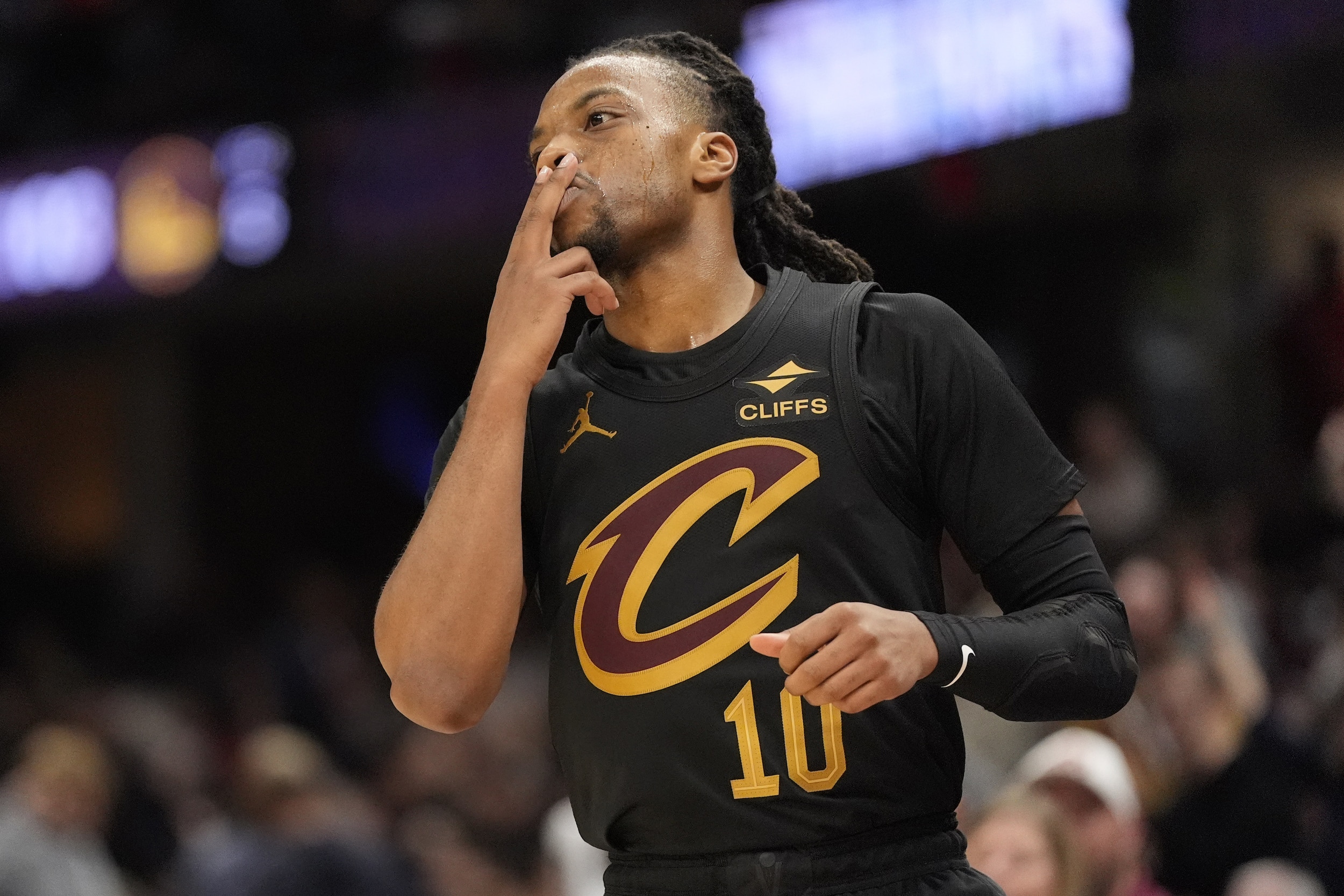 NBA: Cavaliers take 41-point lead, crush Warriors for 10-0 mark