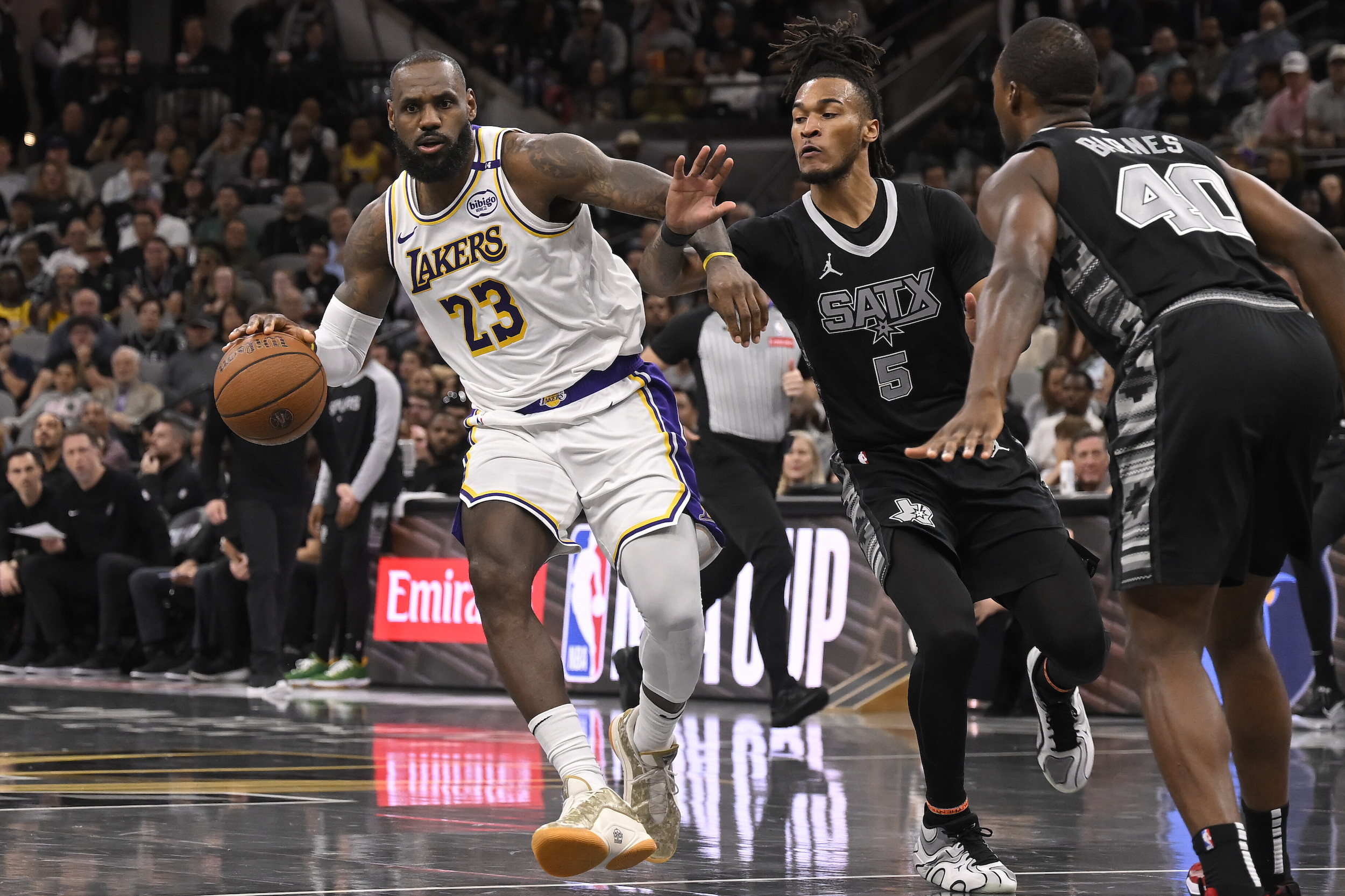 LeBron dan Davis memimpin Lakers melewati Spurs untuk membuka pertahanan di Piala NBA