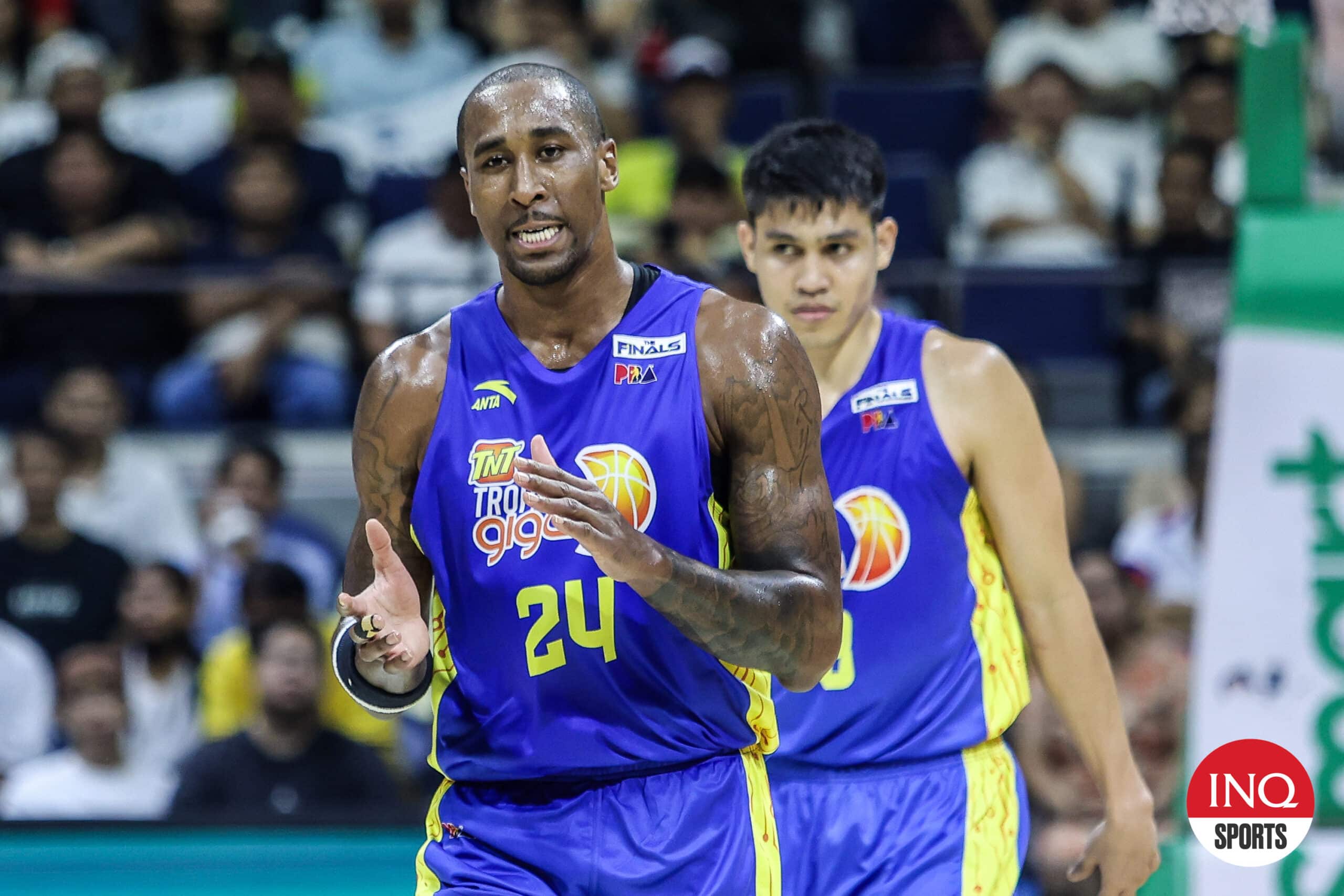 Rondae Hollis Jefferson selama Game 5 Final Piala Gubernur PBA melawan Barangay Ginebra Gin Kings.