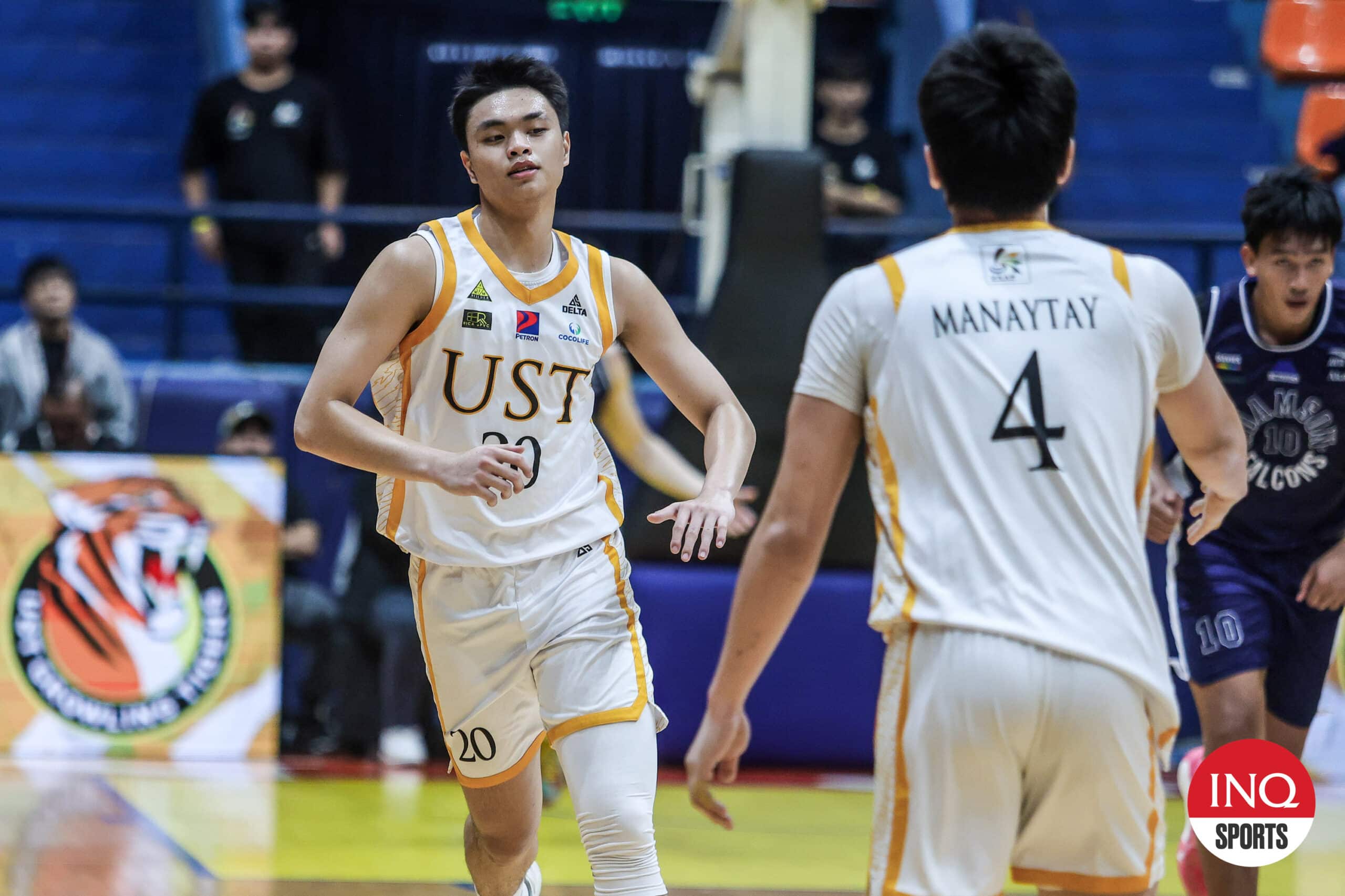 يسجل أميل أسيدو مباراة رائعة ليعزز فريق UST Growling Tigers في بطولة كرة السلة للرجال للموسم 87 من UAAP