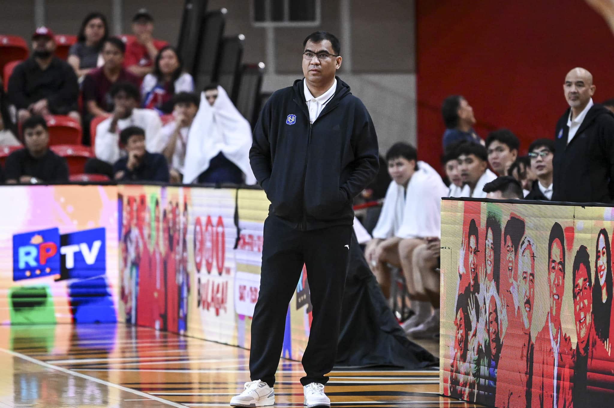 O técnico do NU Bulldogs, Jeff Napa, durante o jogo de basquete masculino UAAP Seasosn 87 no UST Quadricentennial Pavilion.