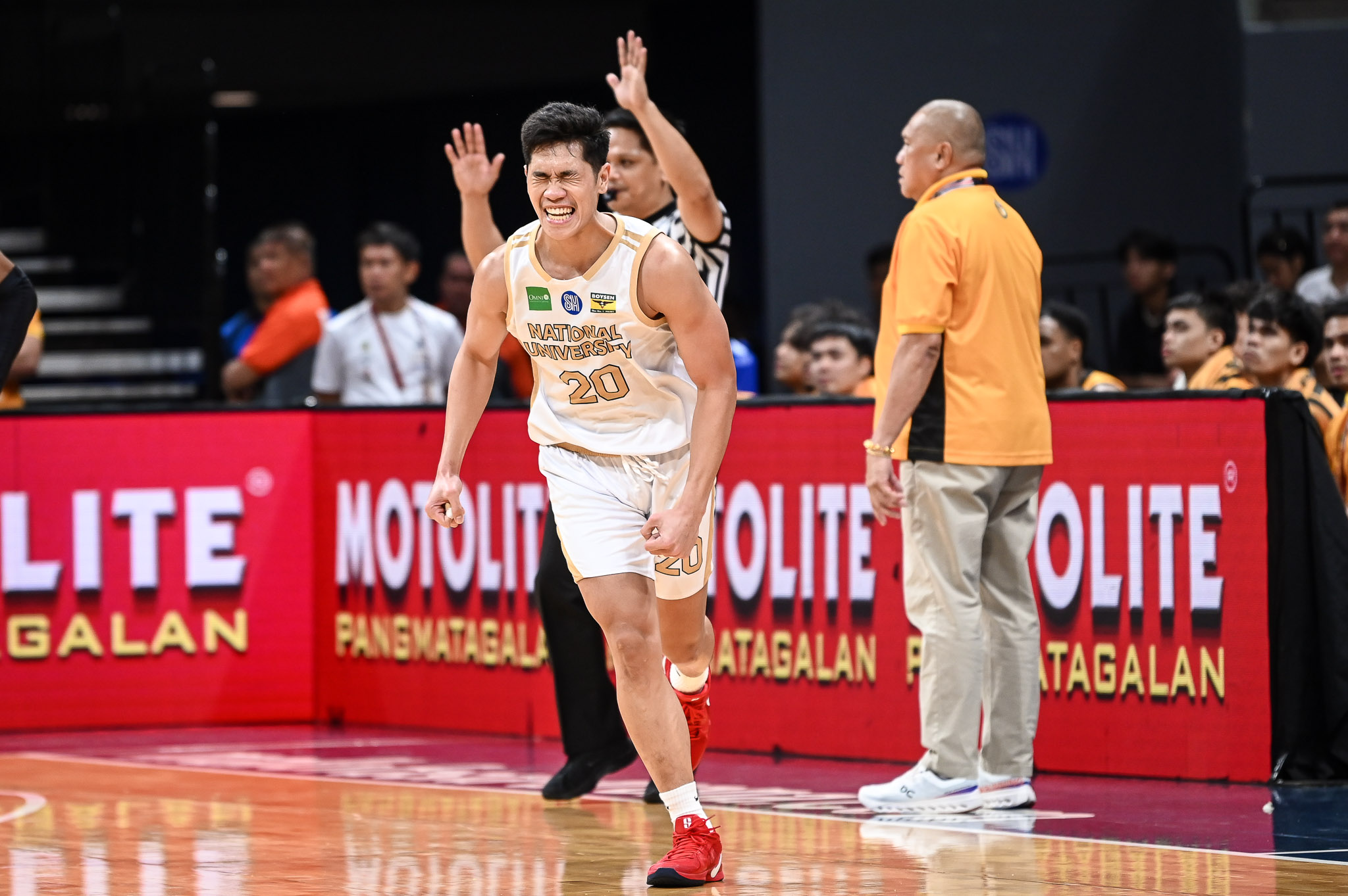 جيك فيغيروا من NU Bulldogs خلال مباراة كرة السلة للرجال في الموسم 87 من UAAP ضد UST Growling Tigers. -صورة UAAP