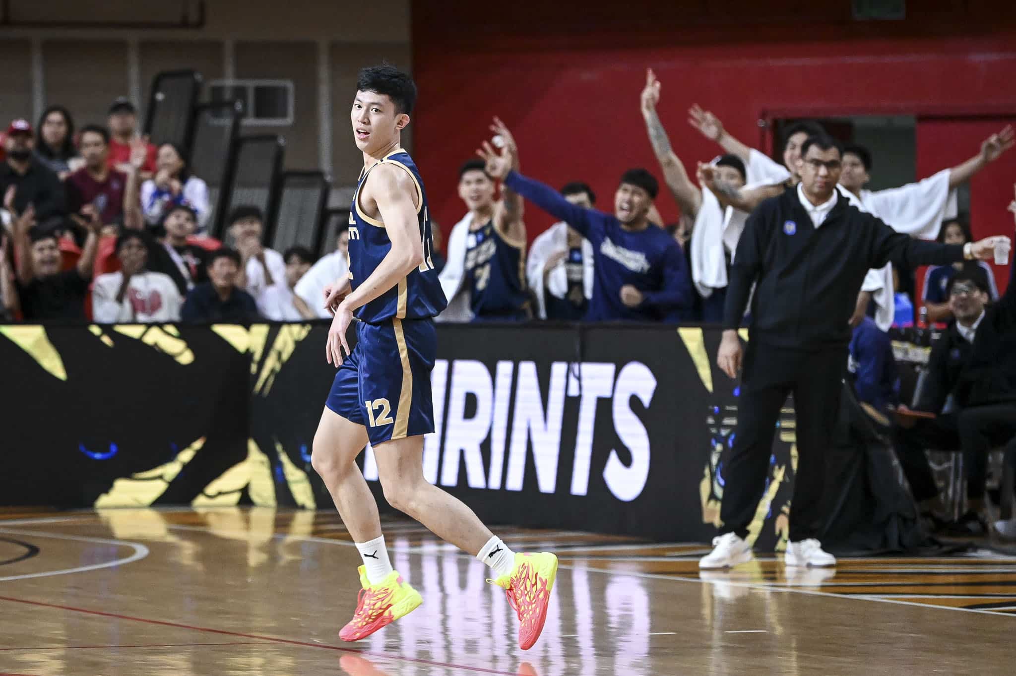 Patrick Yu, do NU Bulldogs, durante o jogo de basquete masculino UAAP Seasosn 87 no Pavilhão Quadricentenário da UST.