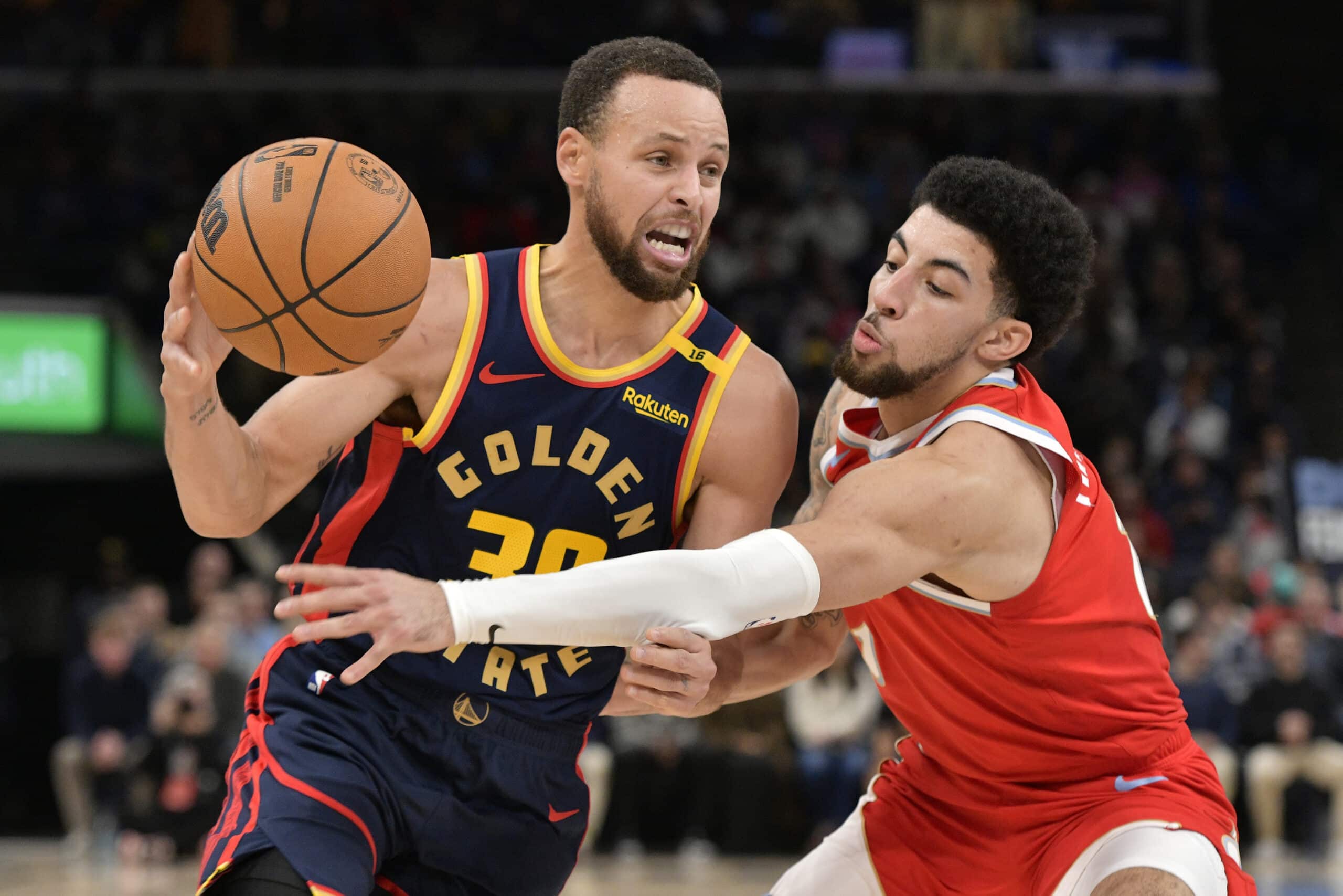 Golden State Warriors guard Stephen Curry (30) drives against Memphis Grizzlies guard Scotty Pippen Jr., NBA