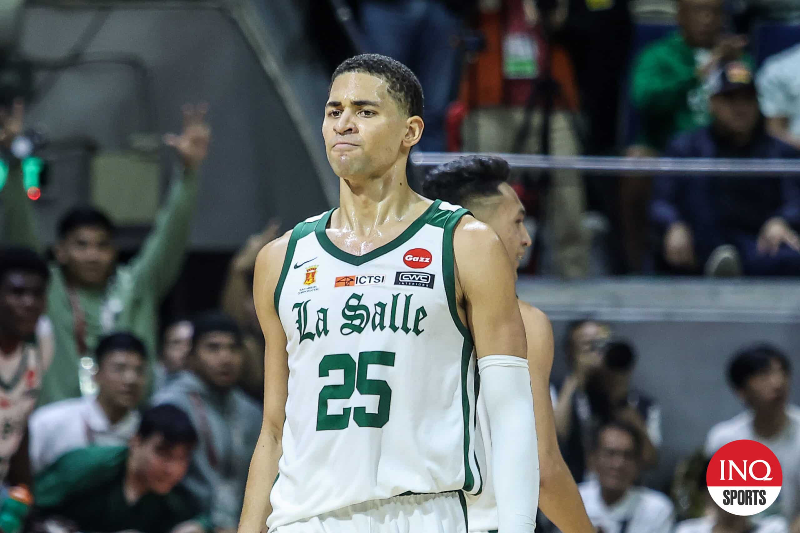 Mike Phillips do La Salle Green Archers no jogo 1 da final do torneio de basquete masculino da temporada 87 da UAAP contra o UP Fighting Maroons.