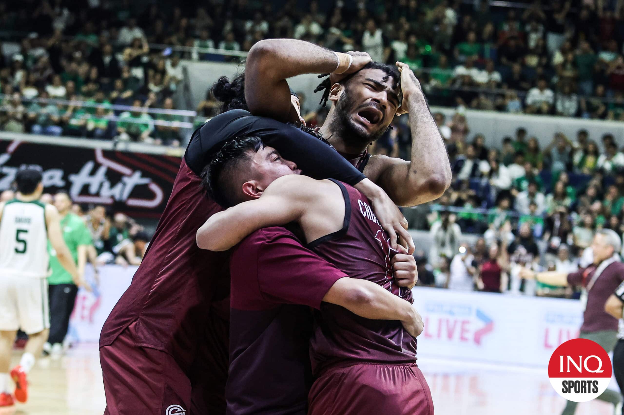 Francis Lopez dan UP Fighting Maroons merayakannya setelah mengalahkan La Salle Green Archers di Game 3 Final Bola Basket Putra UAAP Musim 87.