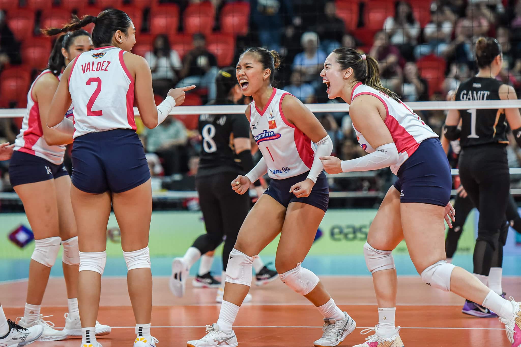 Creamline Cool Smashers beraksi melawan ZUS Coffee Thunderbelles di Konferensi PVL Seluruh Filipina