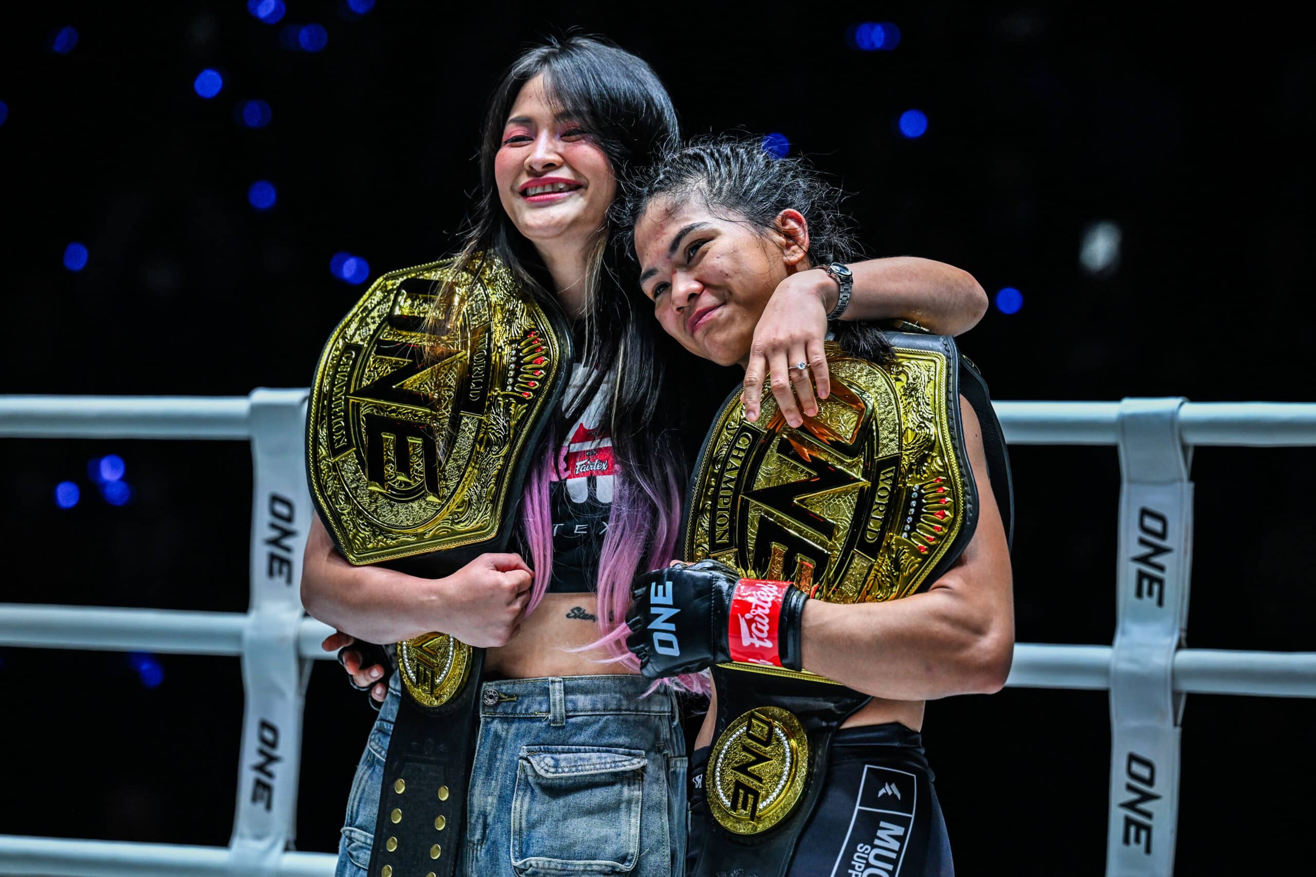 Kejuaraan ONE Atomweight dibawakan oleh Fairtex Press dan Dennis Zamboanga.