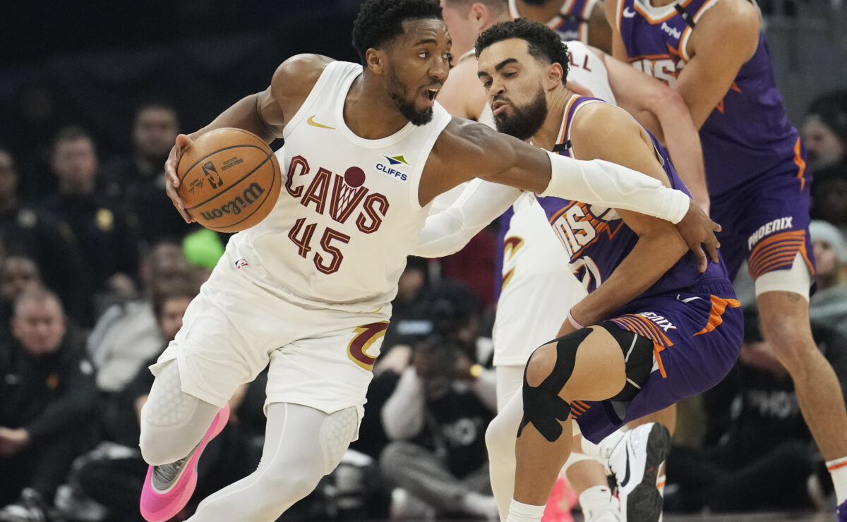 Cleveland Cavaliers  vs Phoenix Suns NBA Donovan Mitchell 