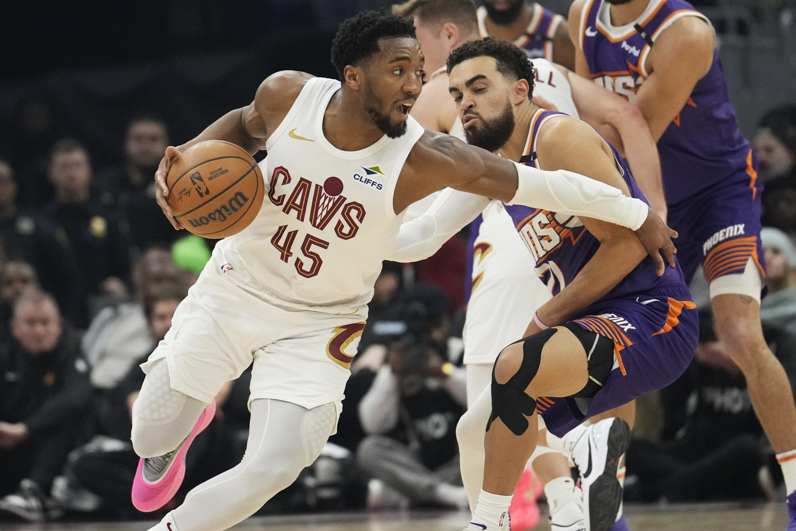 NBA: Donovan Mitchell scores 33, helps Cavaliers crush Suns