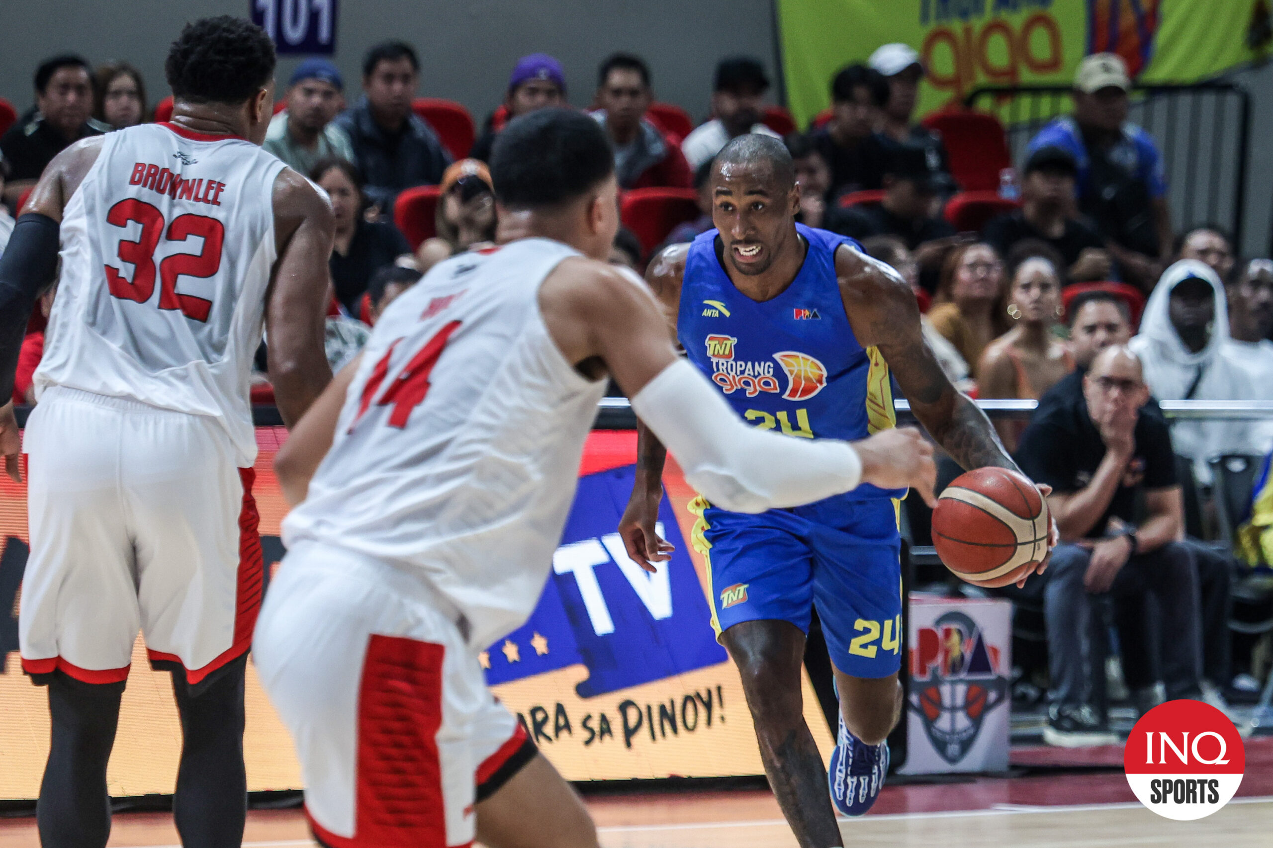 Rondae Hollis Jefferson goes up against Justin Brownlee during a PBA Commissioner's Cup game