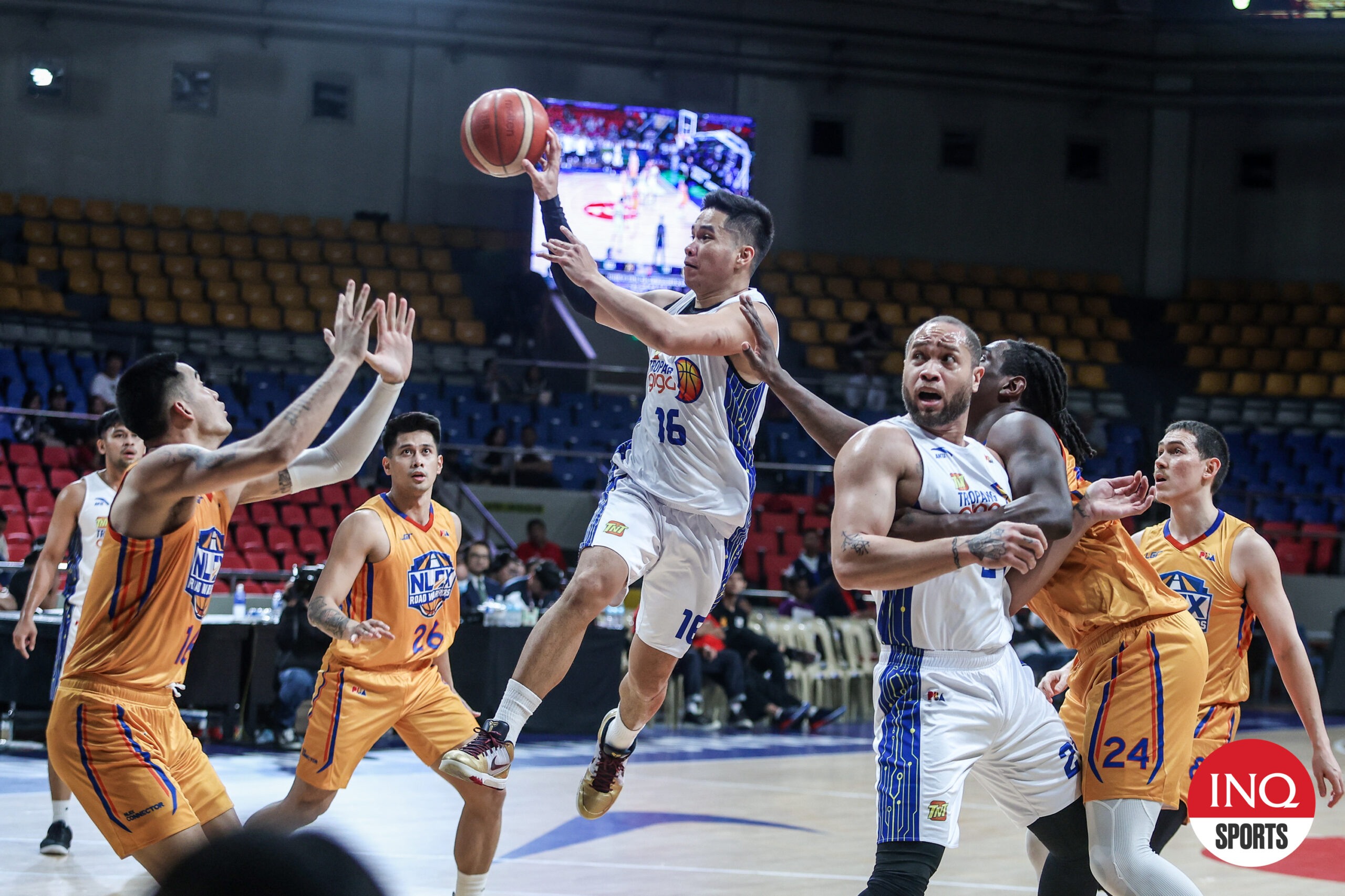 Roger Pogoy, da TNT Tropang Giga, durante um jogo da PBA Commissioner's Cup contra o NLEX Road Warriors.