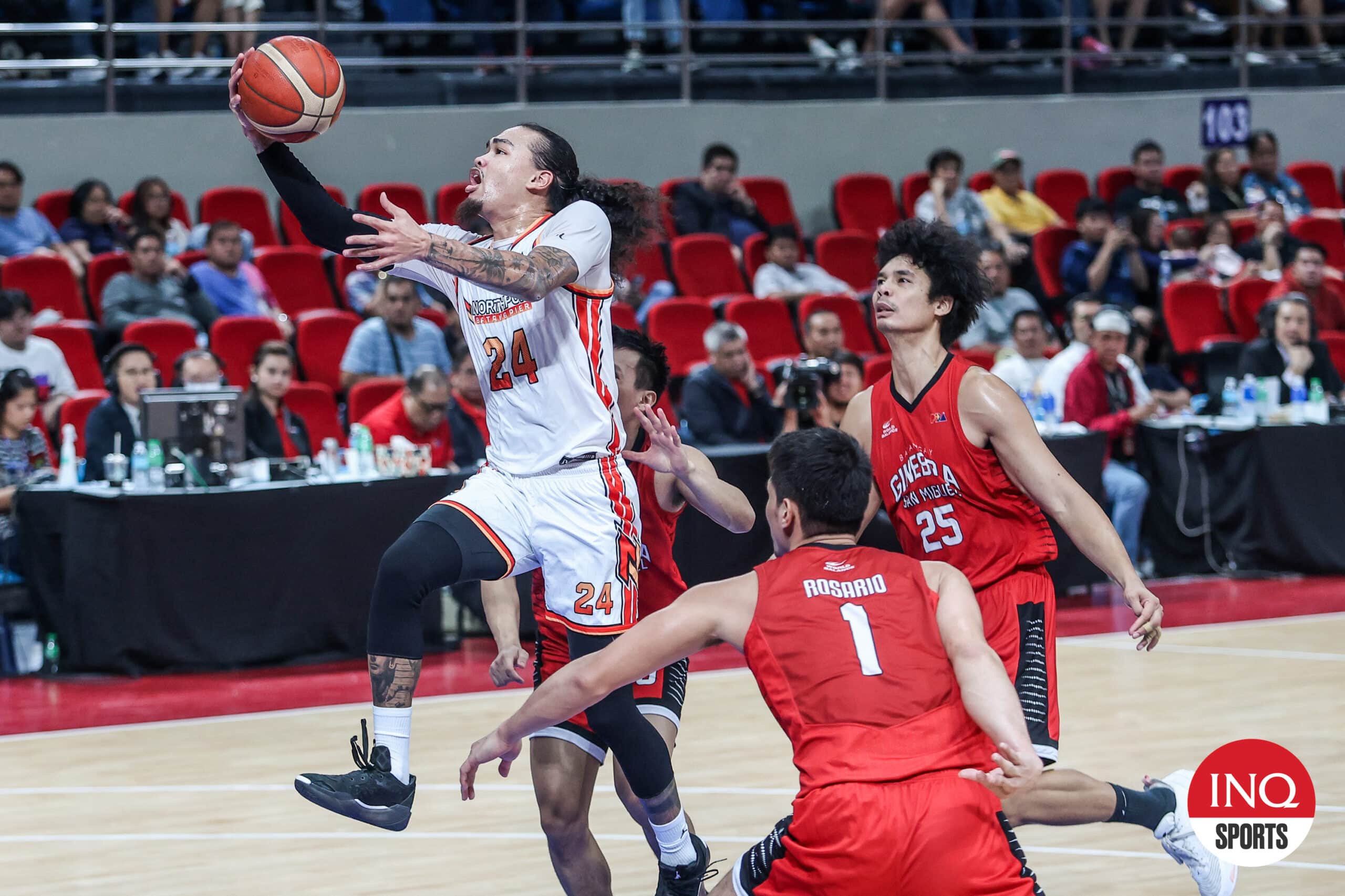 La estrella de NorthPort, Joshua Munzon, durante un partido contra Barangay Ginebra en la Copa del Comisionado de la PBA.