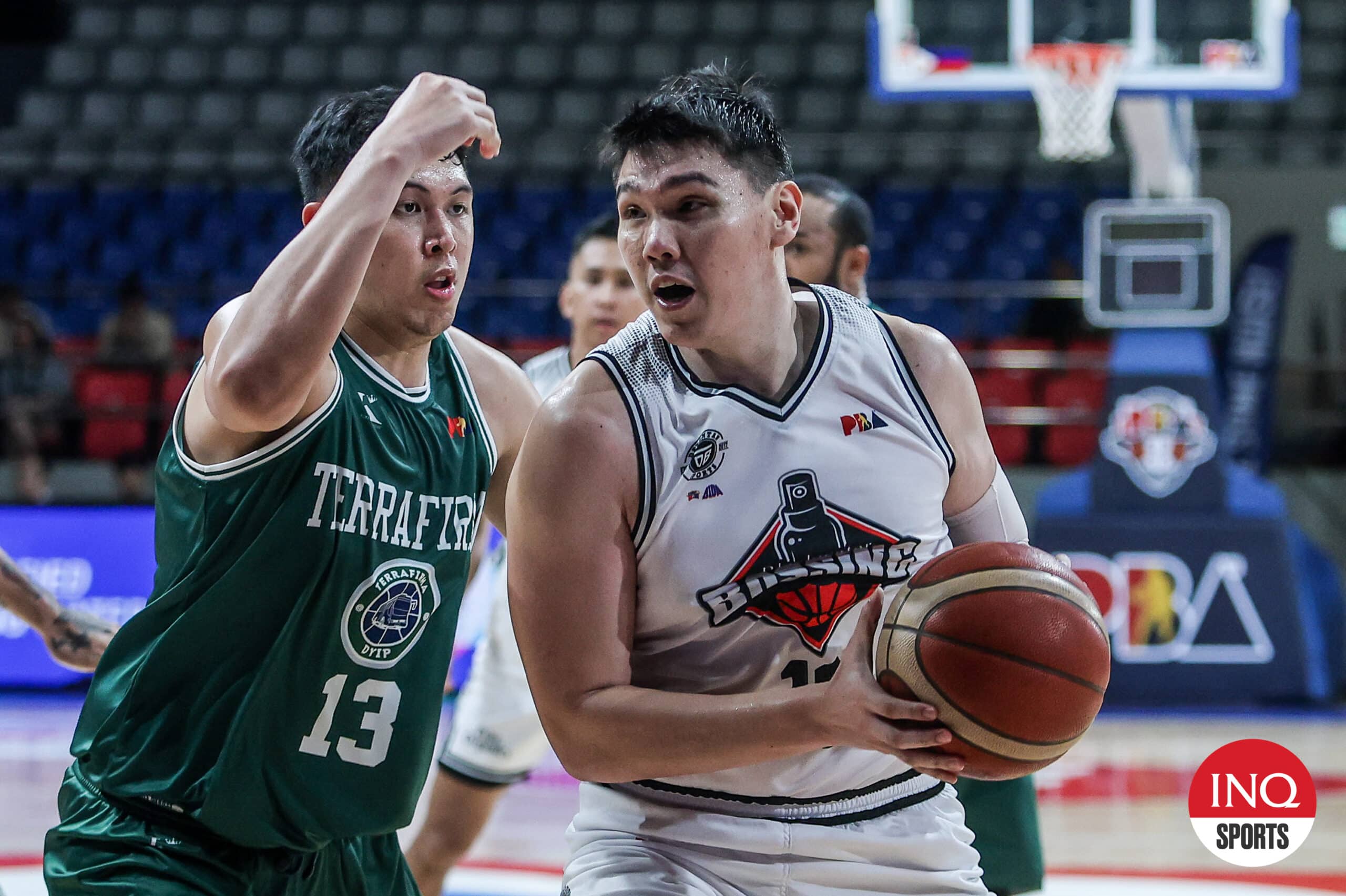 Blackwater Bossing big man Justin Chua sa laban ni Terrafirma Dyip sa PBA Commissioner's Cup.